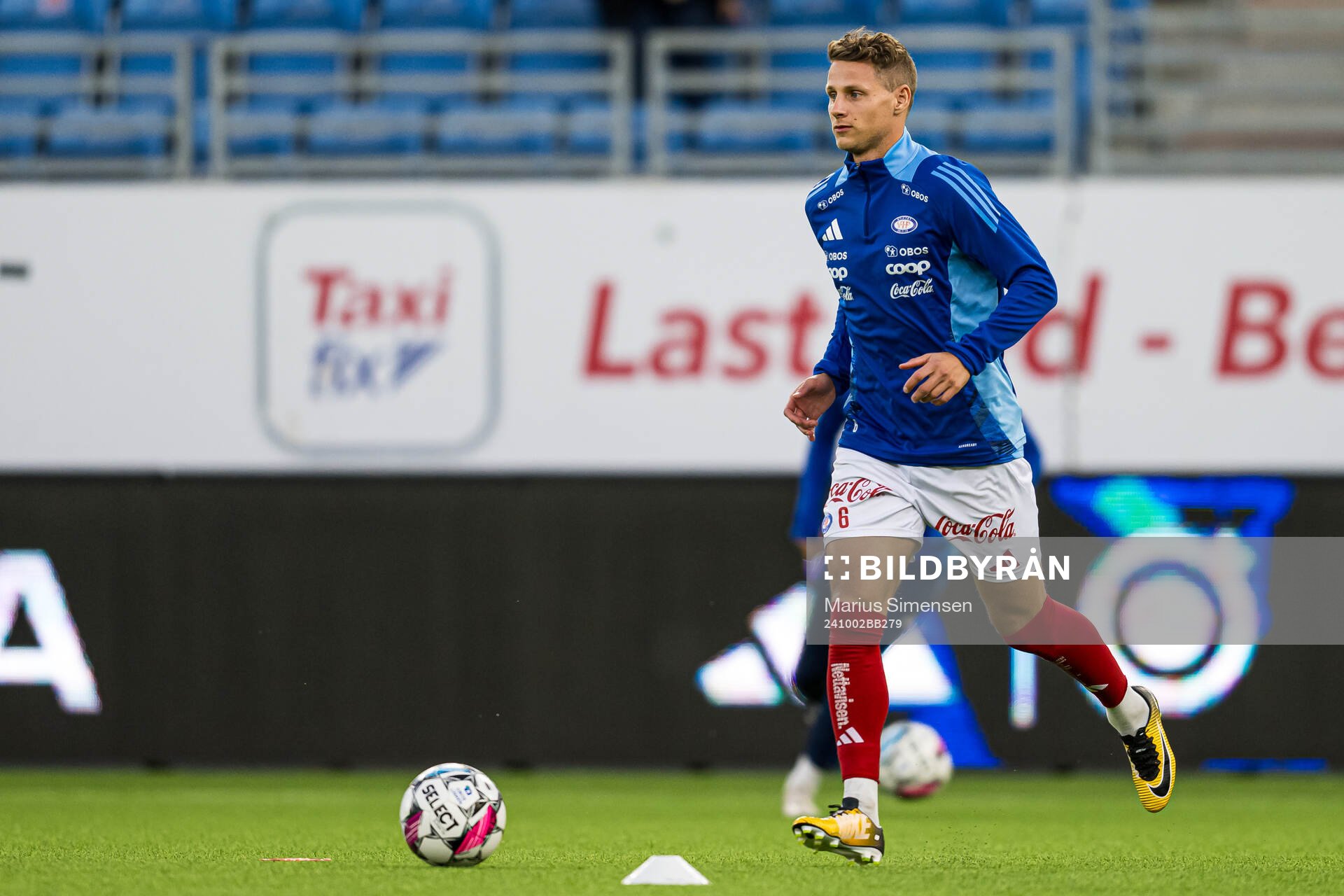 Vegar Eggen Hedenstad of Vålerenga warms up