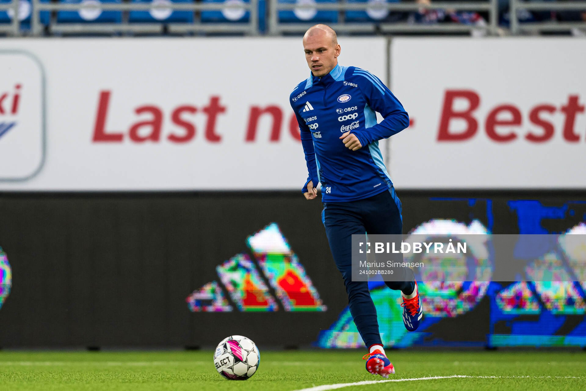 Petter Dahle Strand of Vålerenga warms up ahead of the OBOS-ligaen match between Vålerenga and Mjøndalen on October 2, 2024 in Oslo.