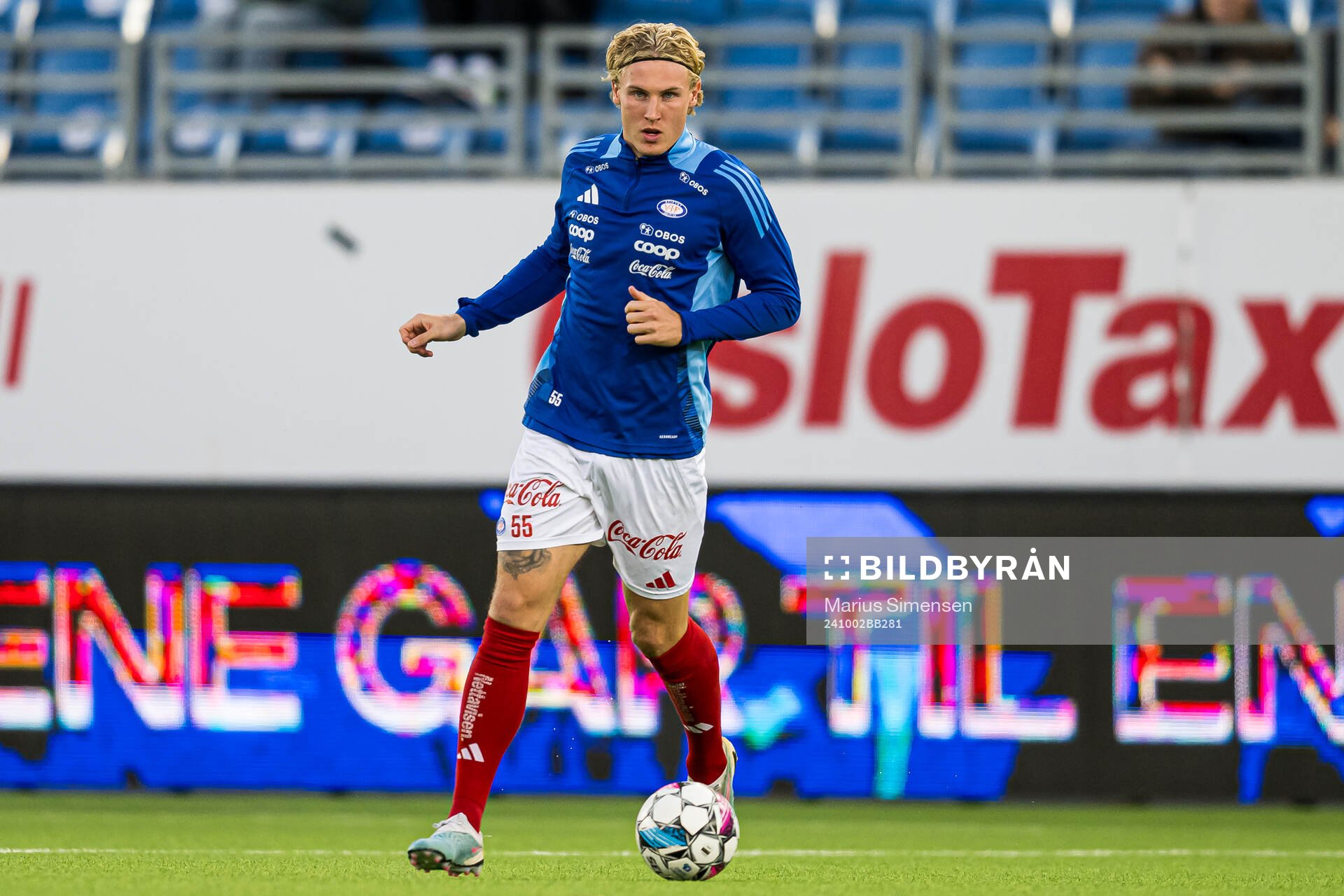 Sebastian Jarl of Vålerenga warms up