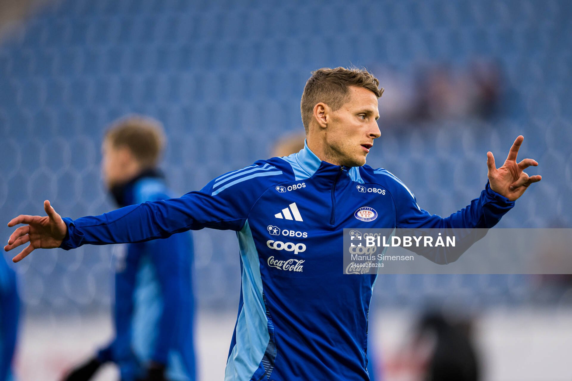 Vegar Eggen Hedenstad of Vålerenga warms up