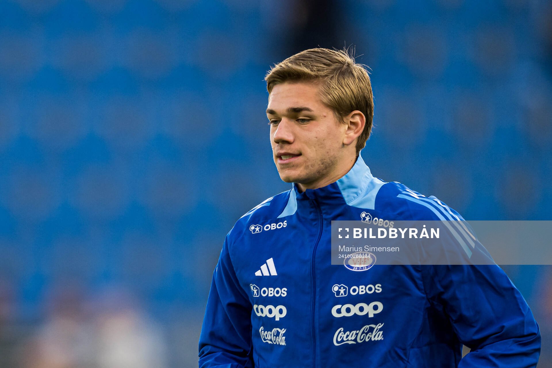 Mees Rijks of Vålerenga warms up