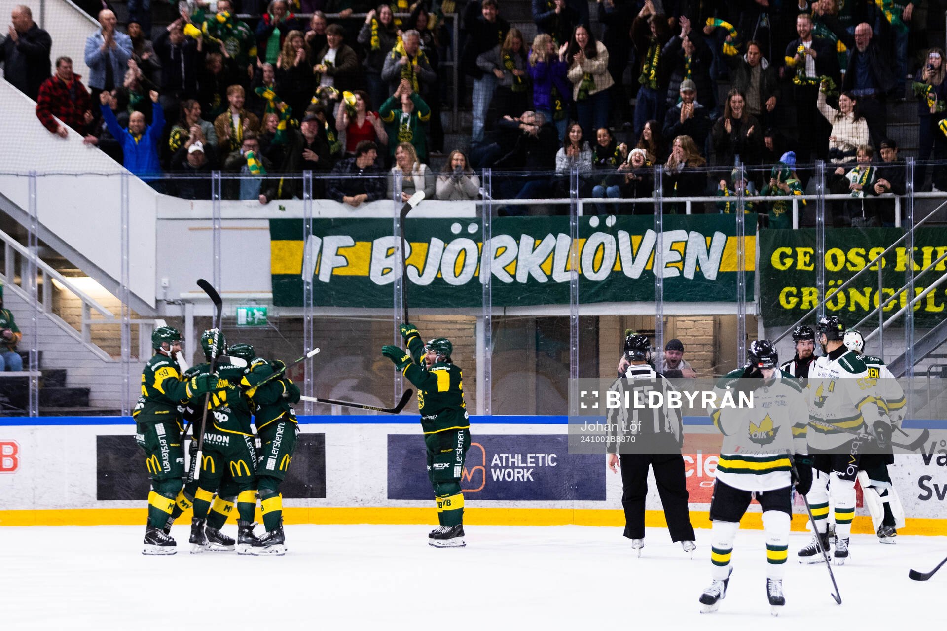 Björklövens Oscar Tellström jublar med lagkamrater