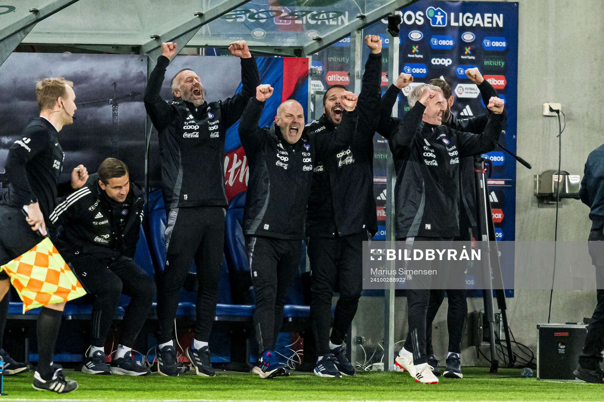 Geir Bakke, head coach of Vålerenga, celebrates promotion