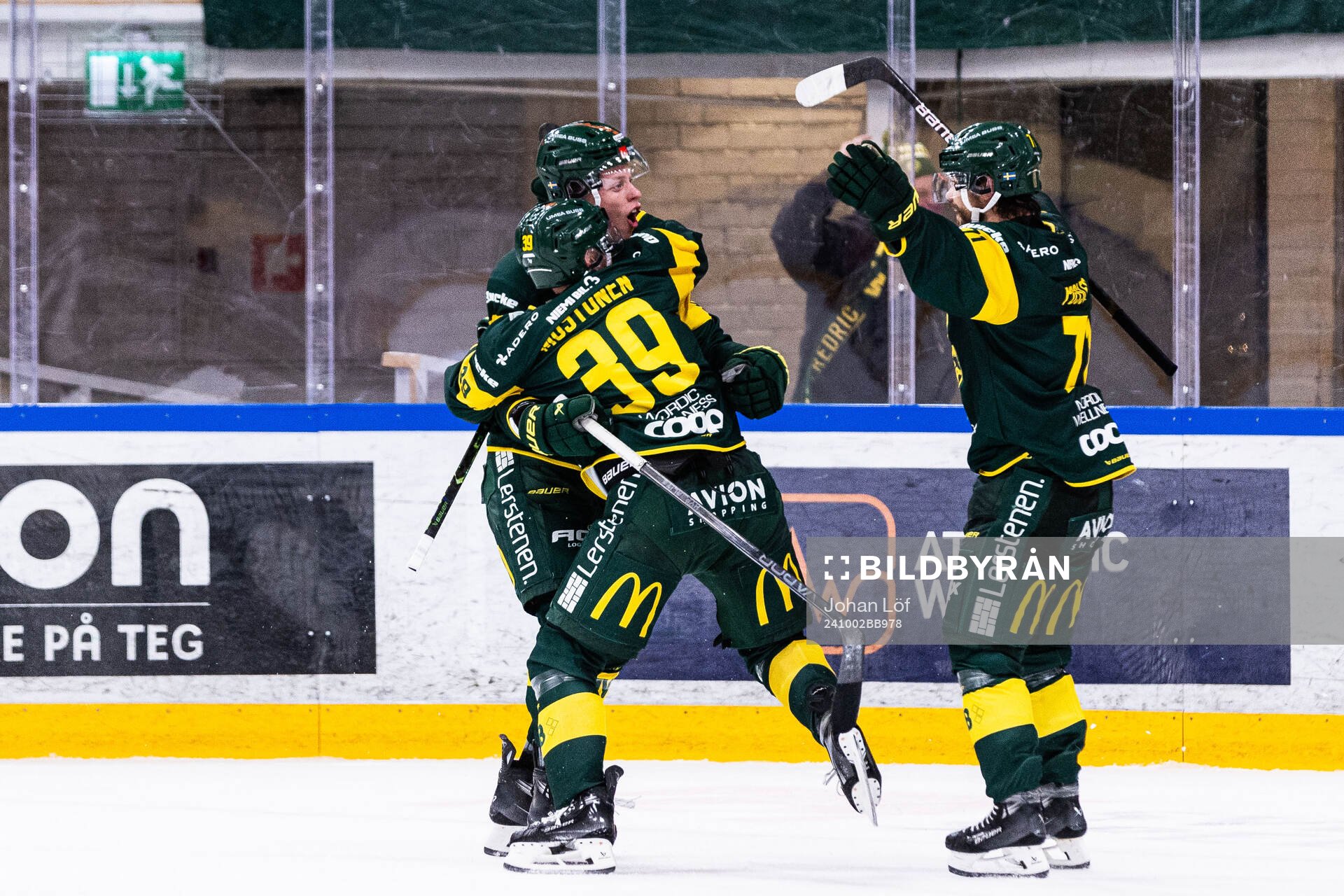 Björklövens Oscar Tellström jublar med Joel Mustonen och