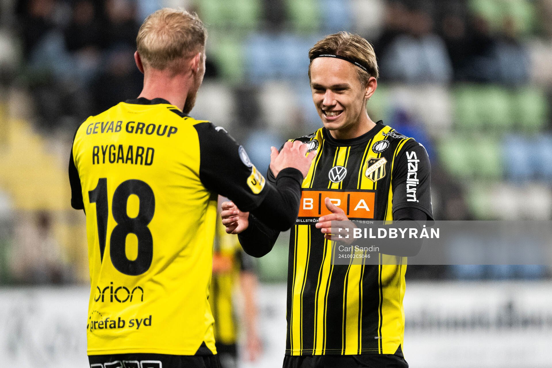 Häckens Mikkel Rygaard Jensen jublar med Pontus Dahbo