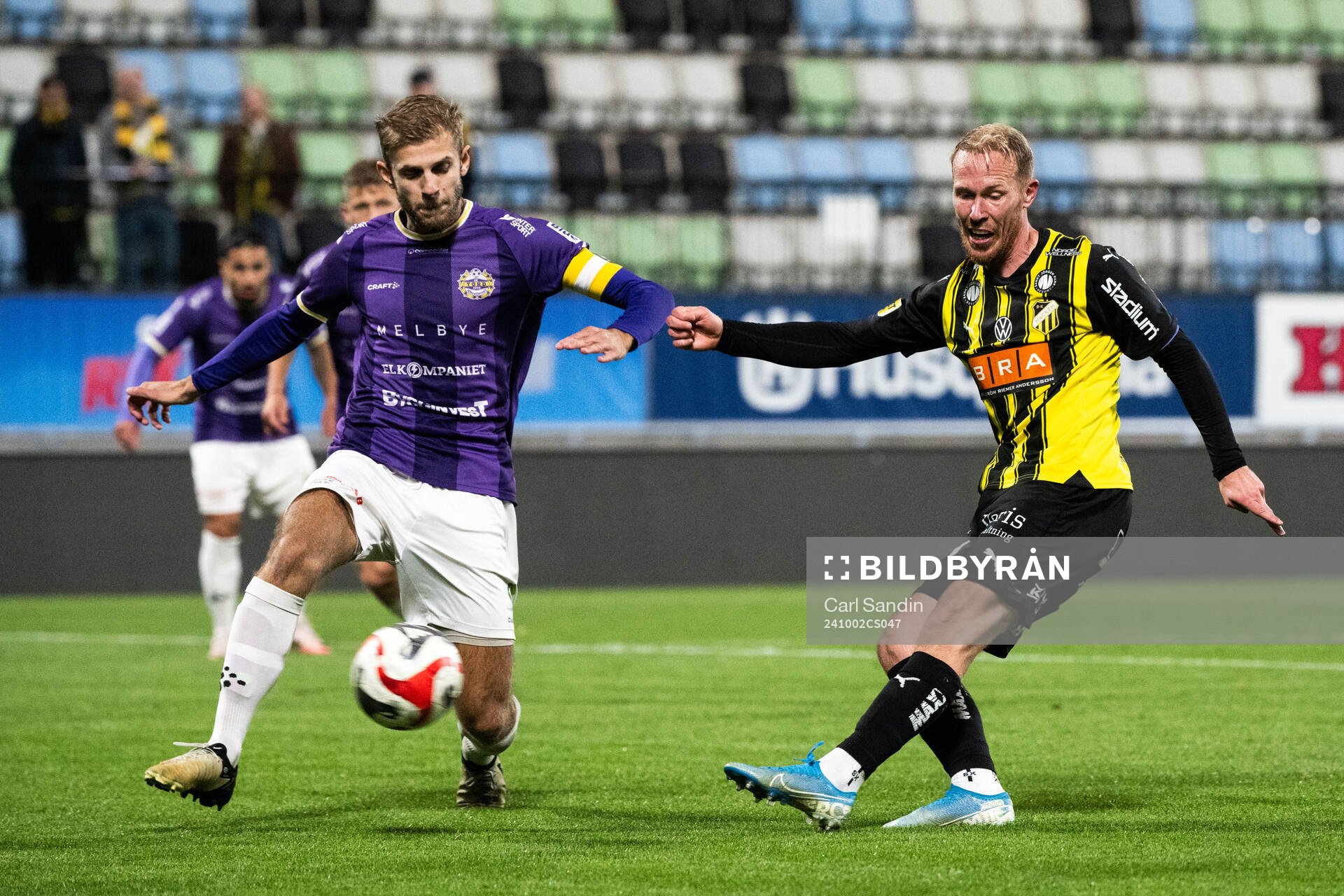 IK Tords Alex Petrovic och Häckens Mikkel Rygaard Jensen under fotbollsmatchen i Svenska Cupen mellan IK Tord och Häcken den 2 oktober 2024 i Jönköping.