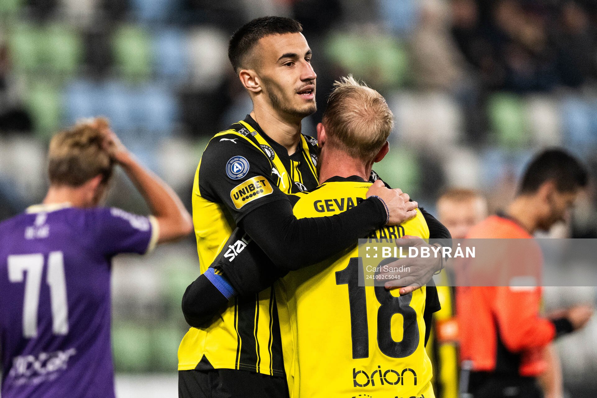 Häckens Mikkel Rygaard Jensen jublar med Srdjan Hrstic efter 0-2 under fotbollsmatchen i Svenska Cupen mellan IK Tord och Häcken den 2 oktober 2024 i Jönköping.