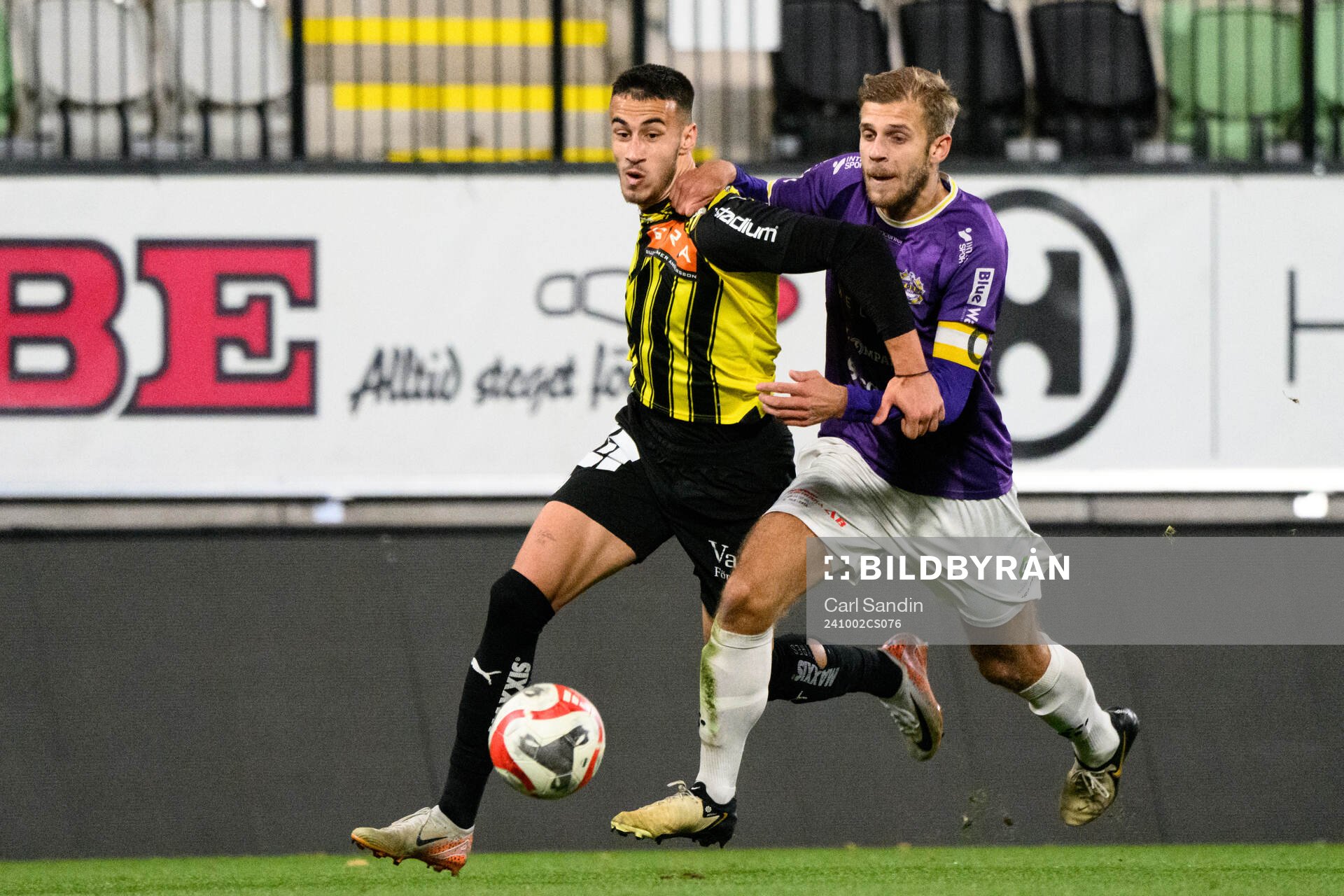 Häckens Srdjan Hrstic och IK Tords Alex Petrovic under fotbollsmatchen i Svenska Cupen mellan IK Tord och Häcken den 2 oktober 2024 i Jönköping.