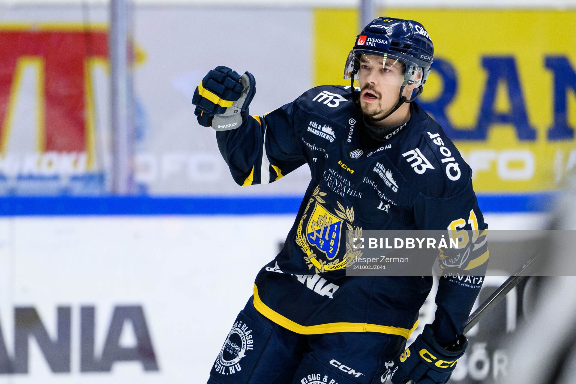 Södertäljes Miikka Pitkänen jublar