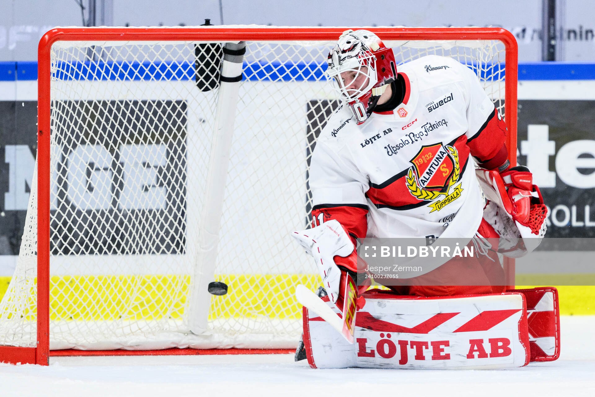 Almtunas målvakt Oskar Blomgren släpper in 2-2 av