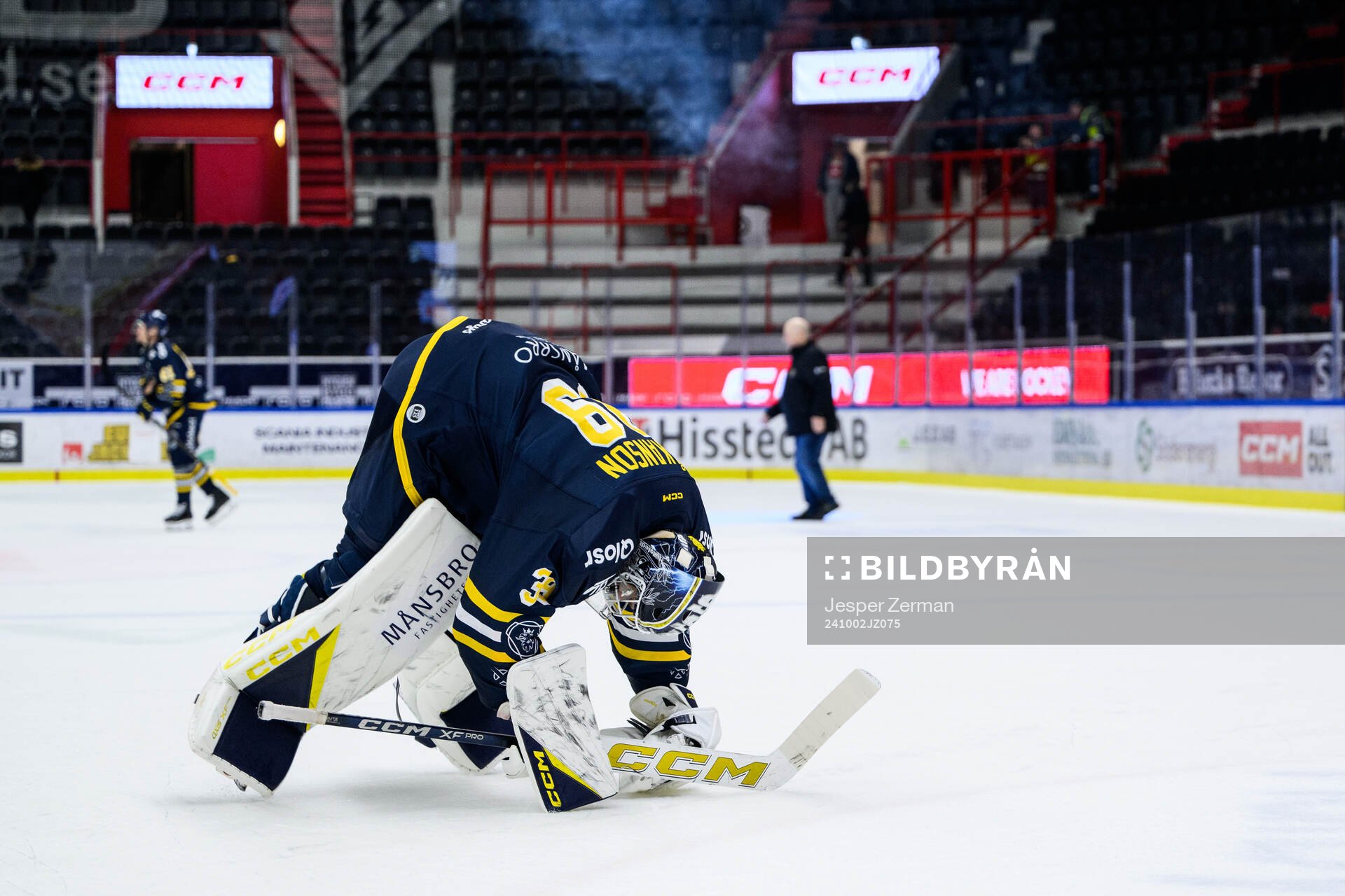 Södertäljes målvakt Oliver Håkansson jublar