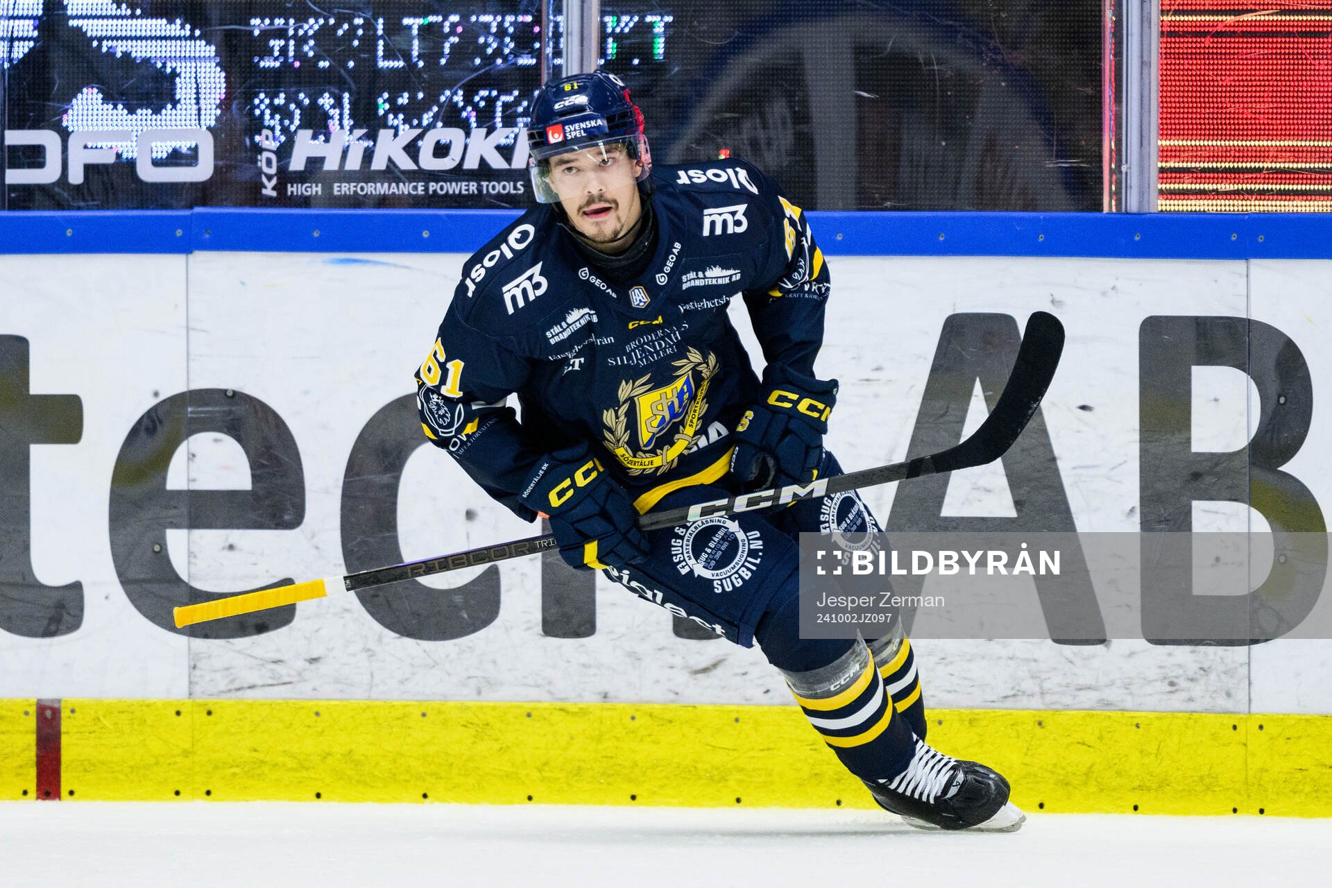 Södertäljes Miikka Pitkänen jublar efetr 2-2