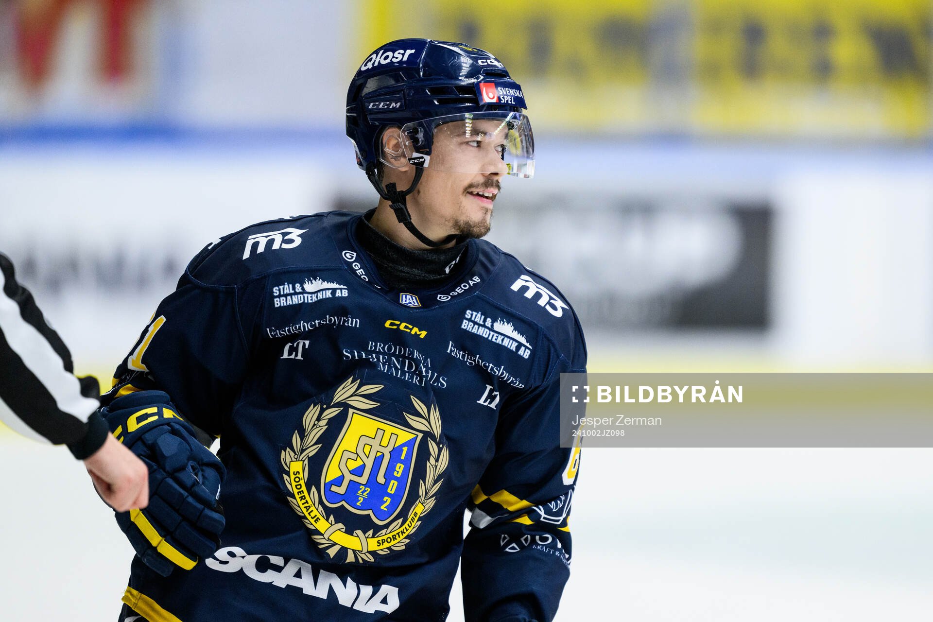 Södertäljes Miikka Pitkänen jublar efetr 2-2