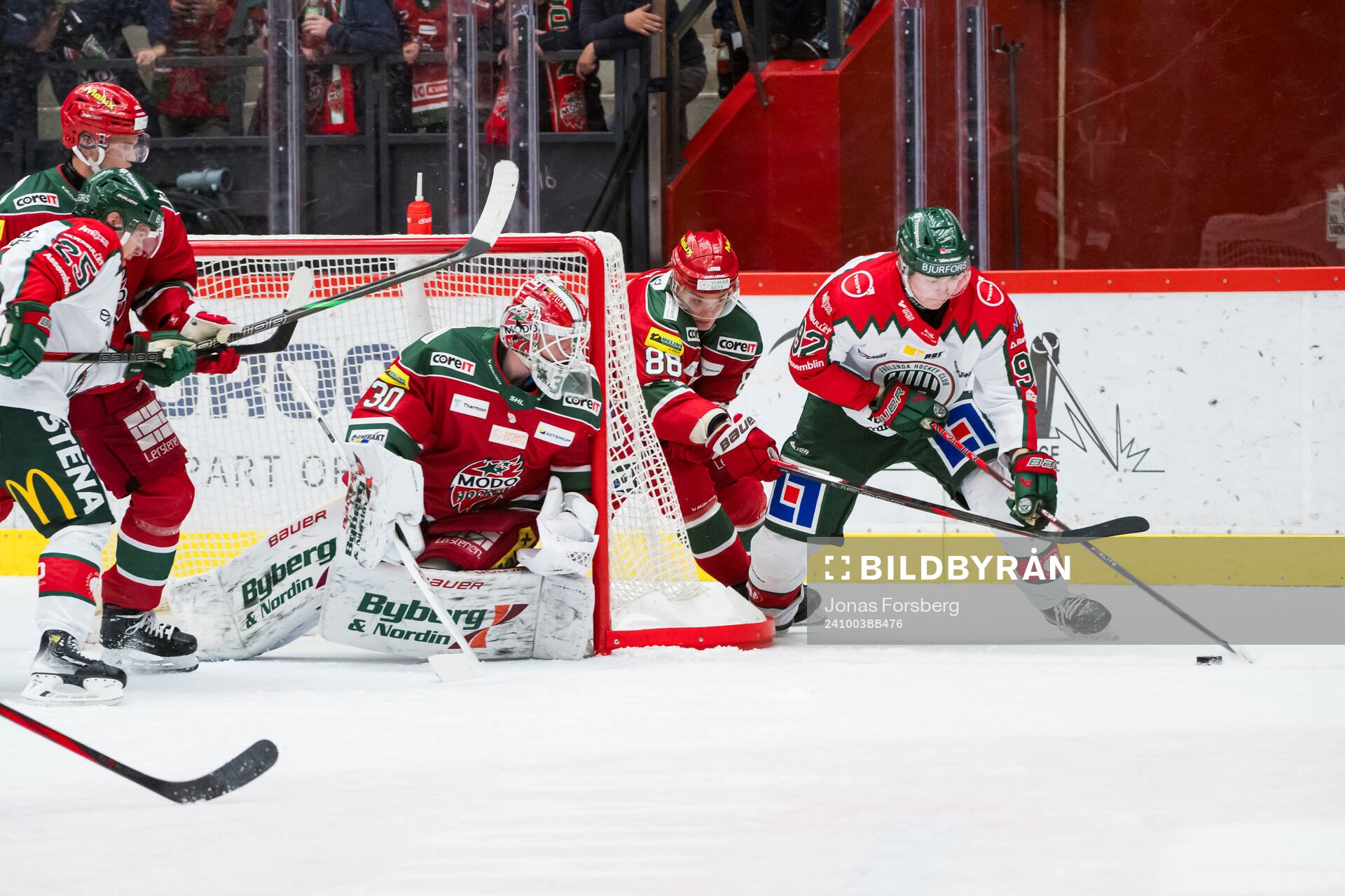 Frölundas Filip Cederqvist och MoDos Lukas Jasek med