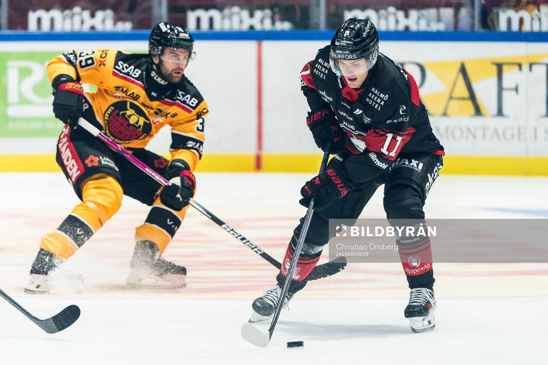 Luleås Pontus Själin och Malmö Redhawks Nikola Pasic