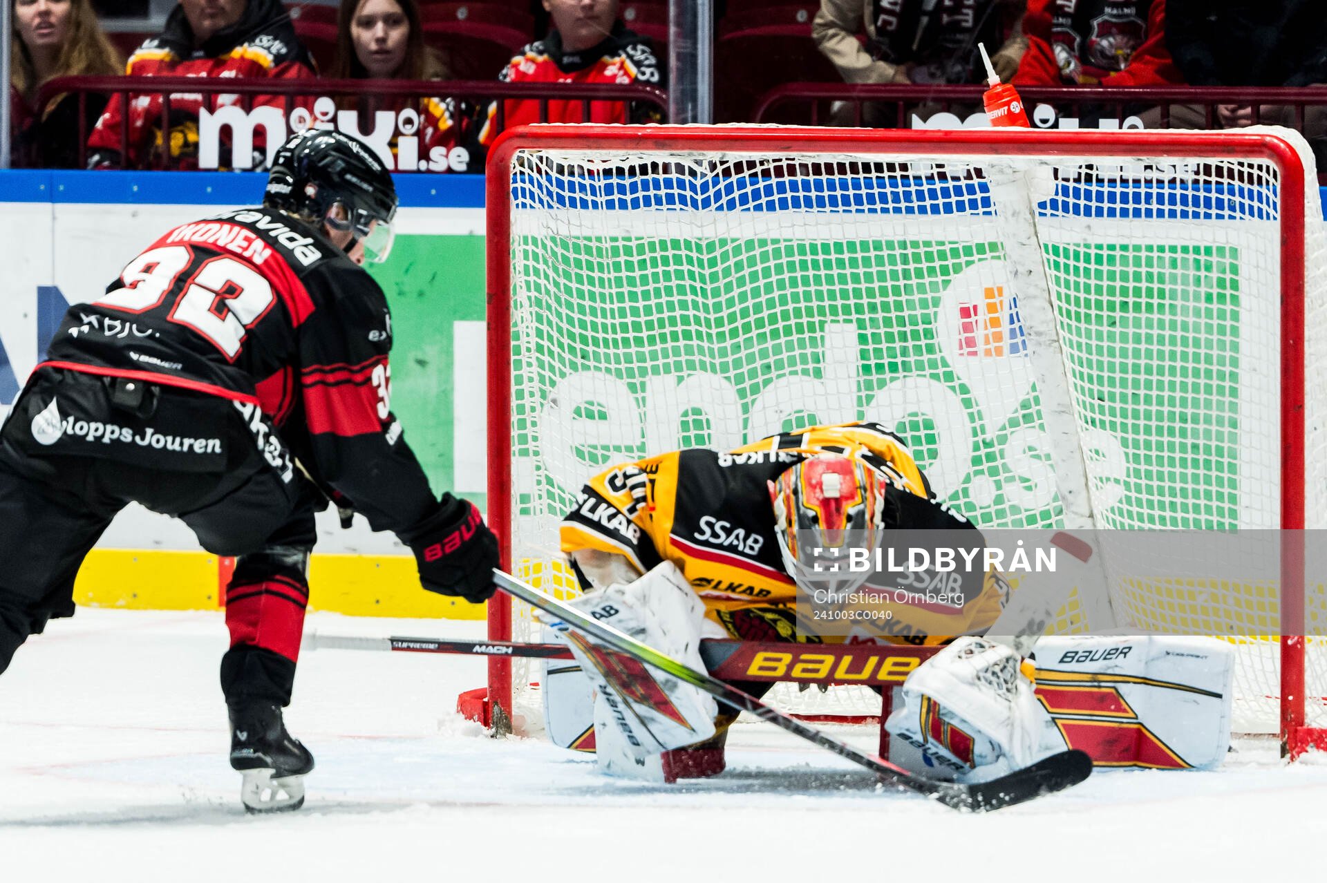 Malmö Redhawks Joona Ikonen och Luleås målvakt Joel