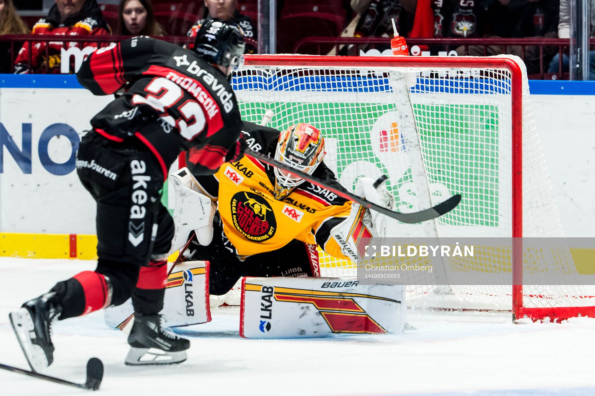 Malmö Redhawks Lassi Thomson och Luleås målvakt Joel