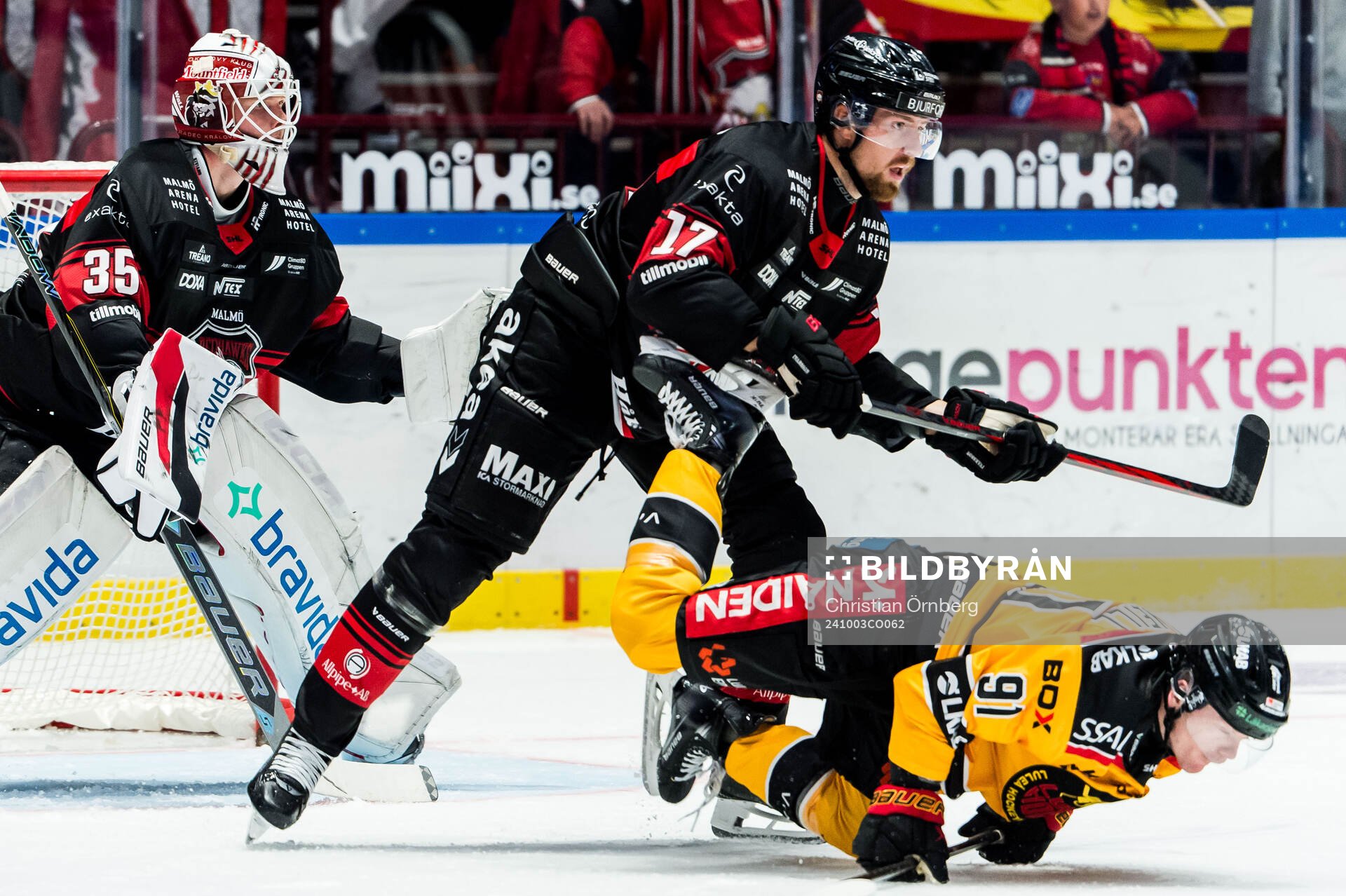 Malmö Redhawks Johan Ivarsson och Luleås Brian O'neil