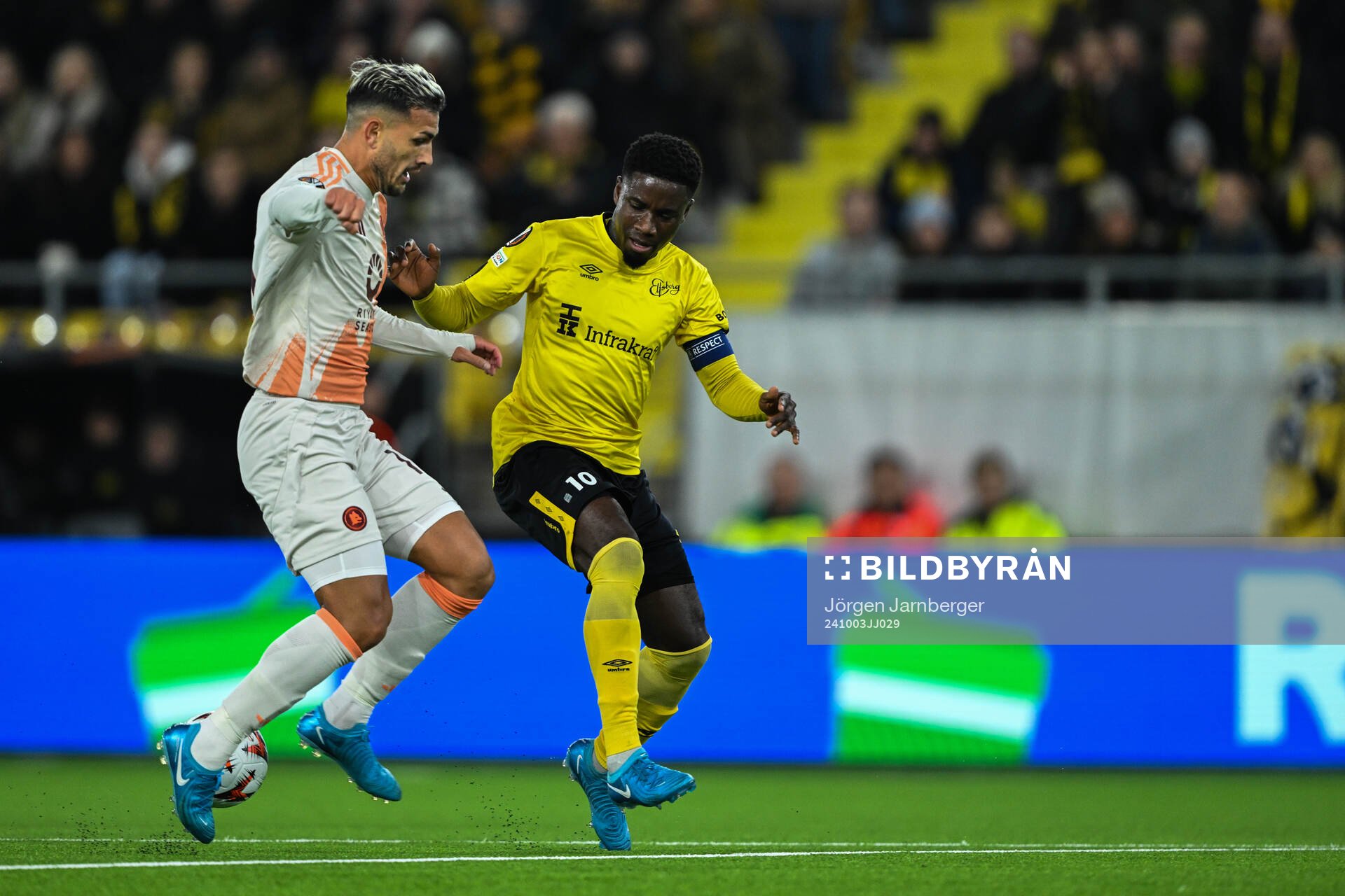 Leandro Paredes of Roma and Michael Baidoo of Elfsborg