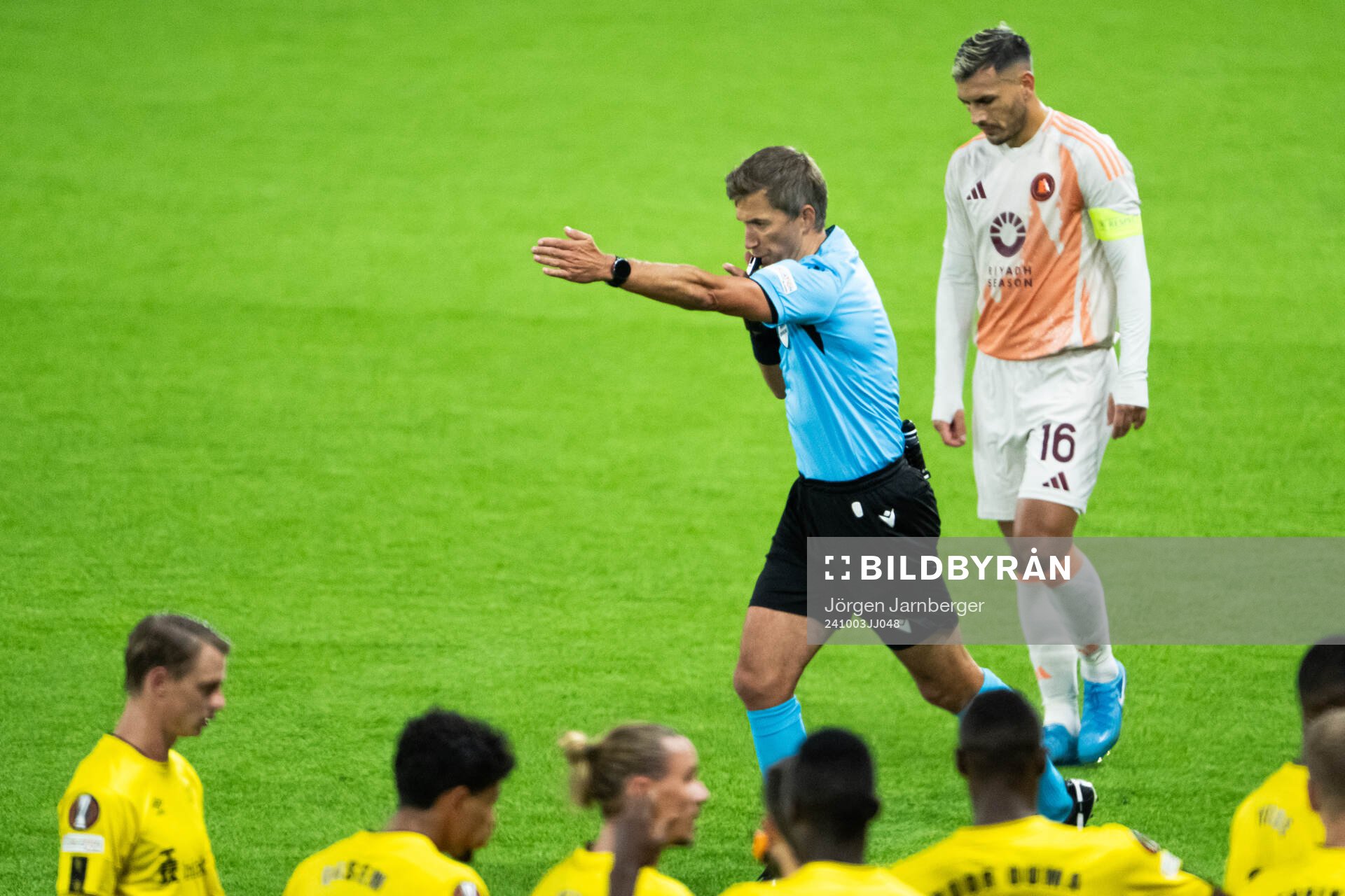 Referee Kristo Tohverawards a penalty for Elfsborg