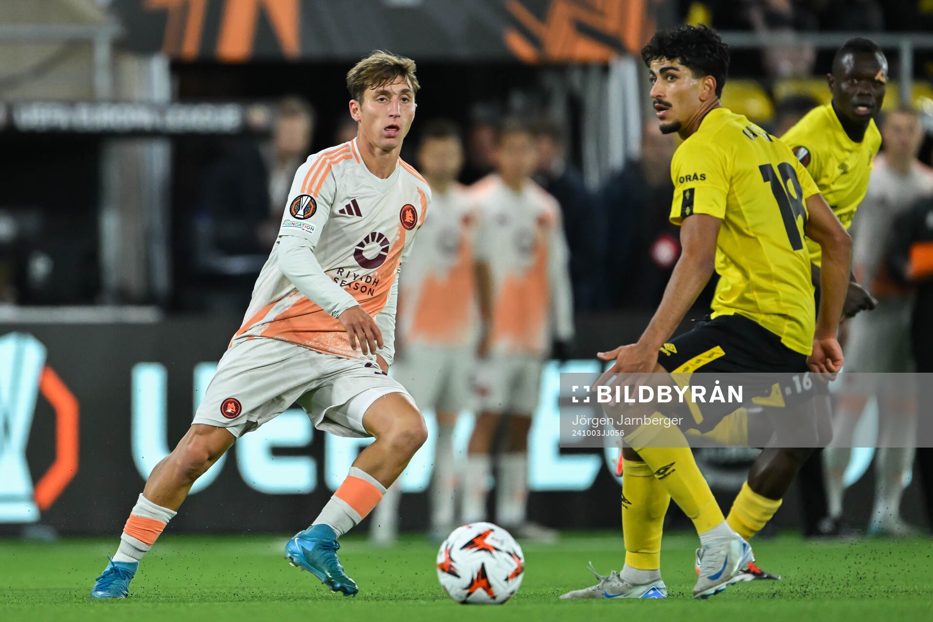 Tommaso Baldanzi of Roma and Ahmed Qasem of Elfsborg