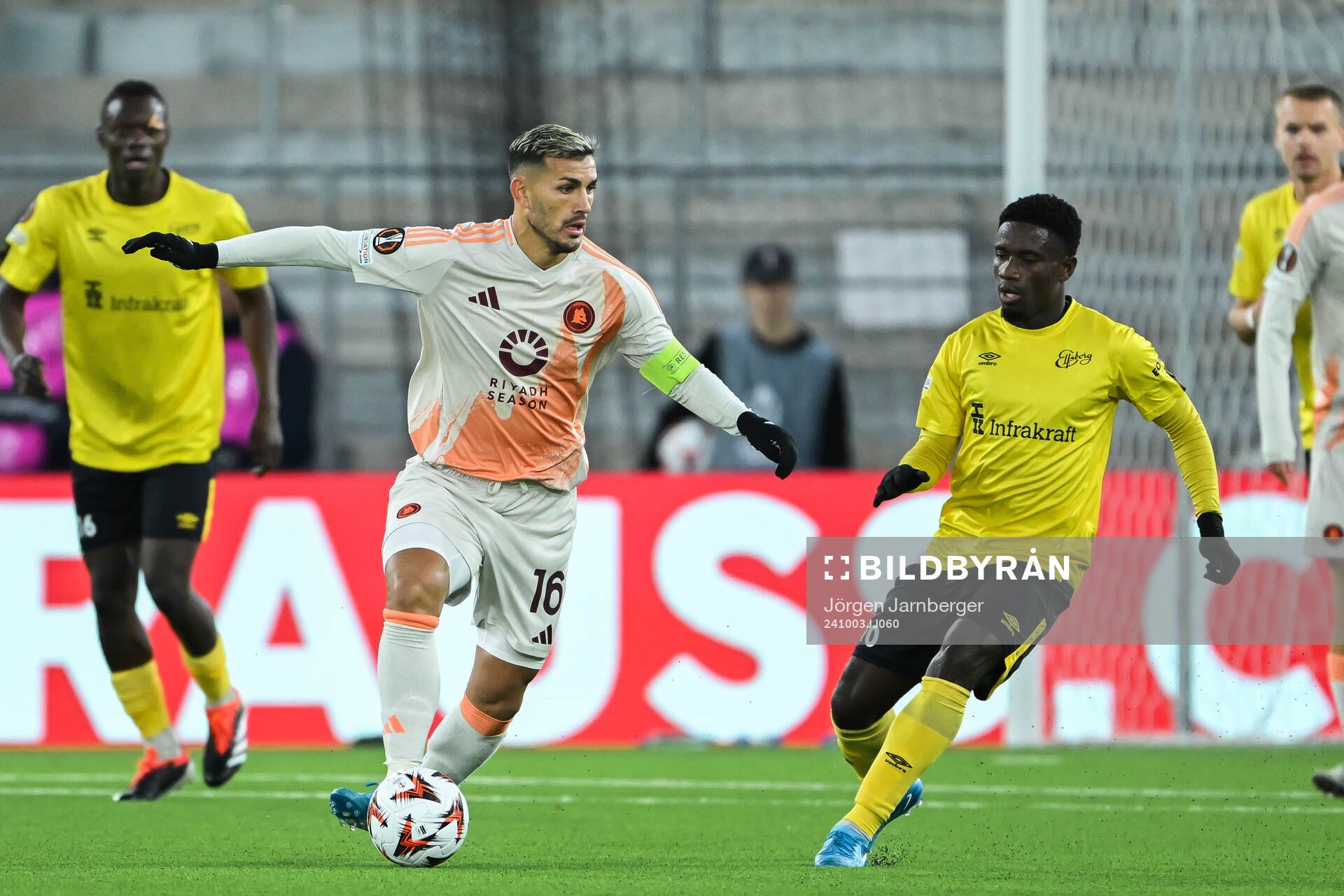 Leandro Paredes of Roma and Michael Baidoo of Elfsborg