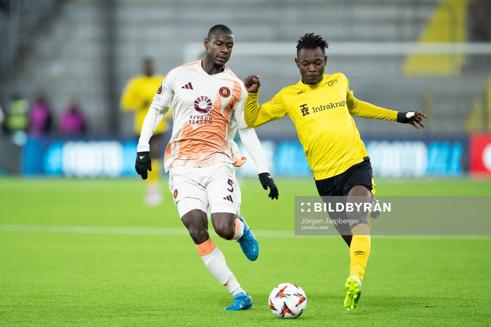 Evan N'Dicka of Roma and Jalal Abdullai of Elfsborg