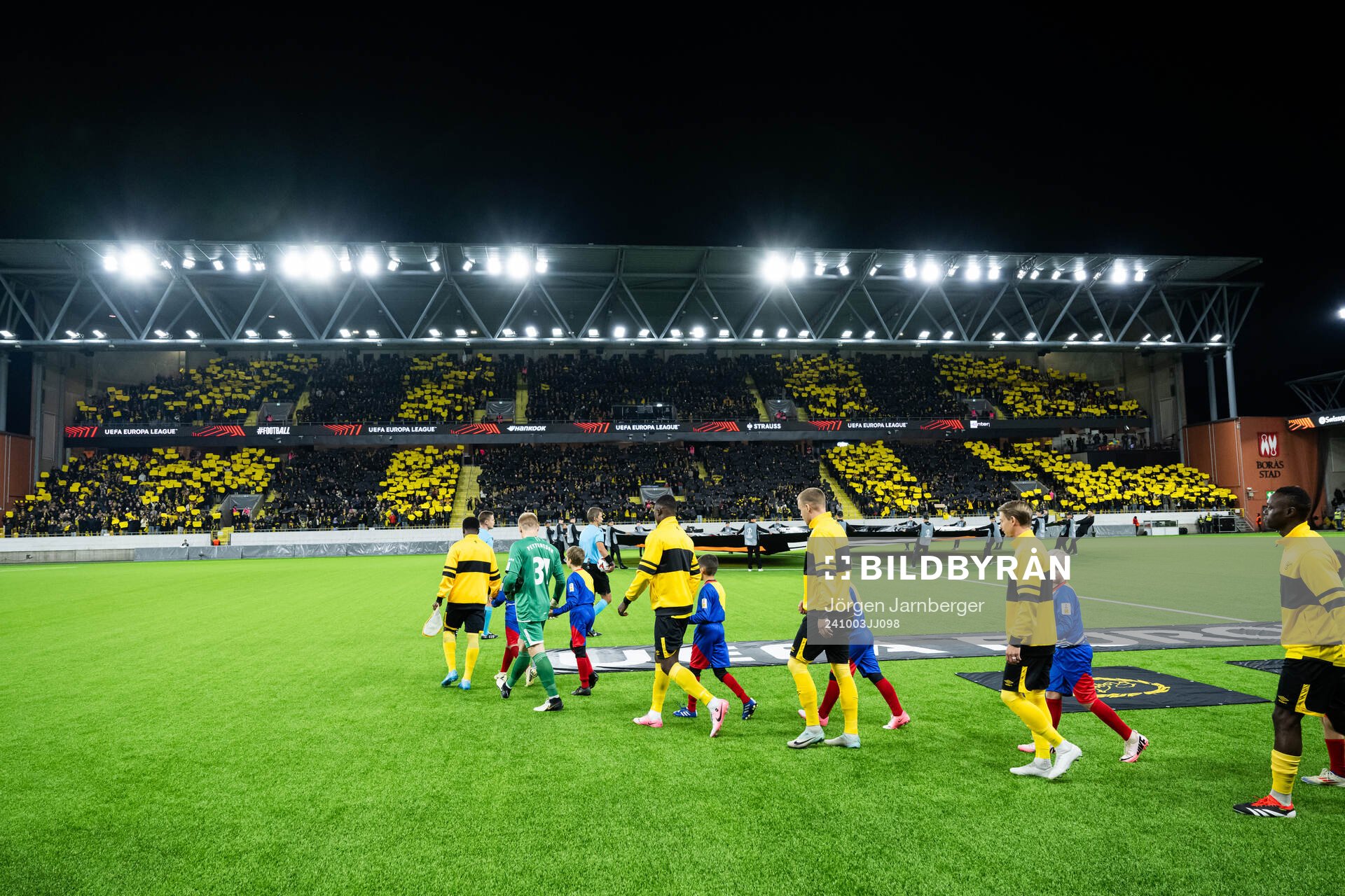 The teams enters te pitch ahead off the UEFA Europa League