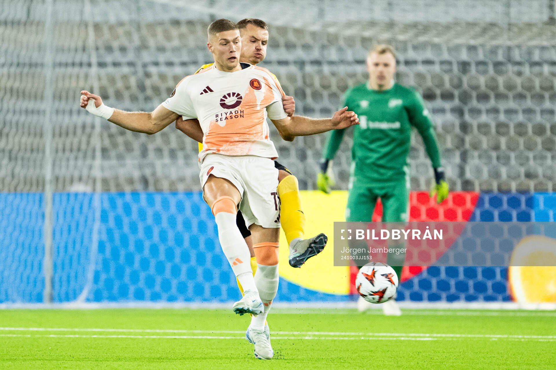 Artem Dovbyk of Roma and Gustav Henriksson of Elfsborg