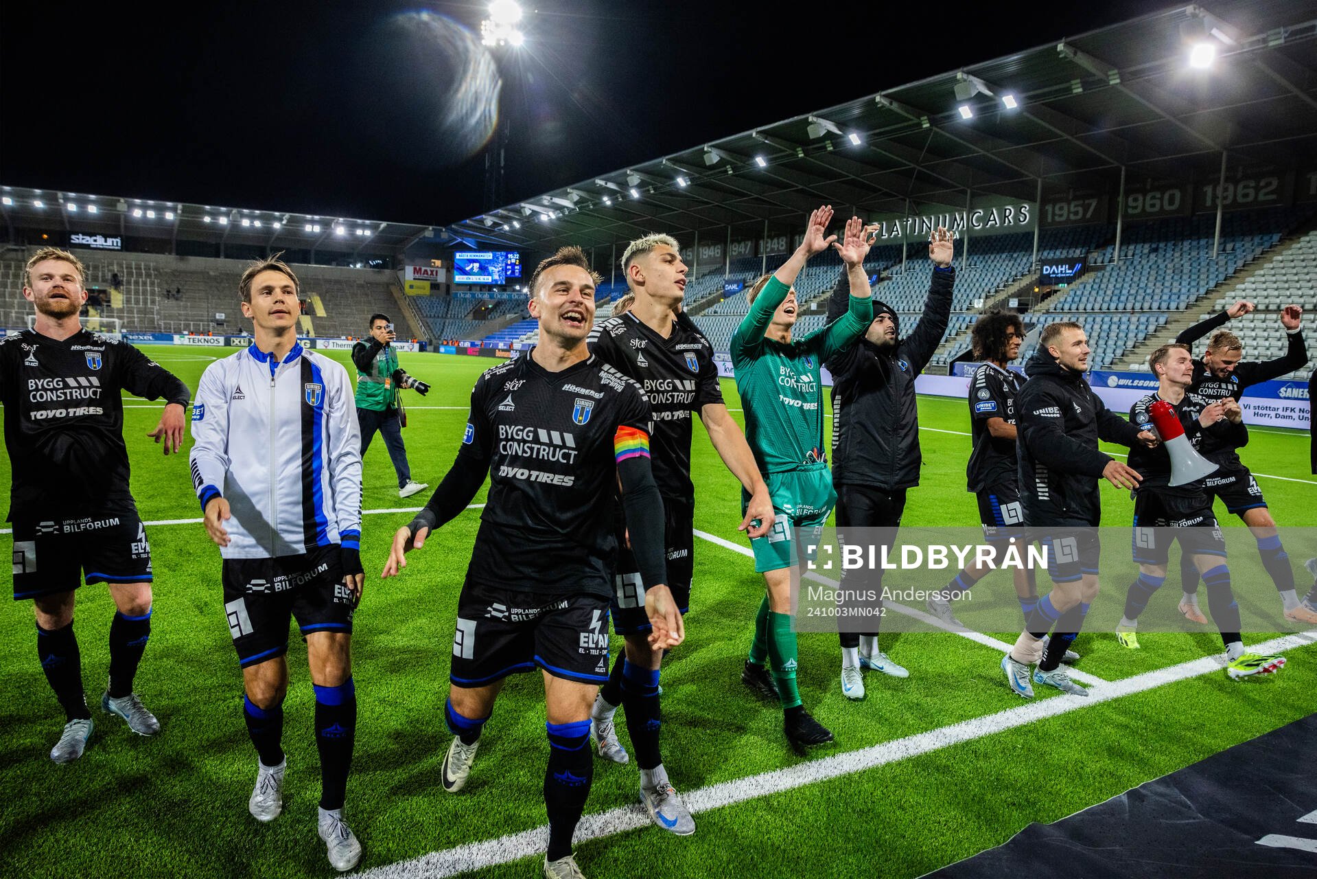 Sirius Henrik Castegren jublar med lagkamrater