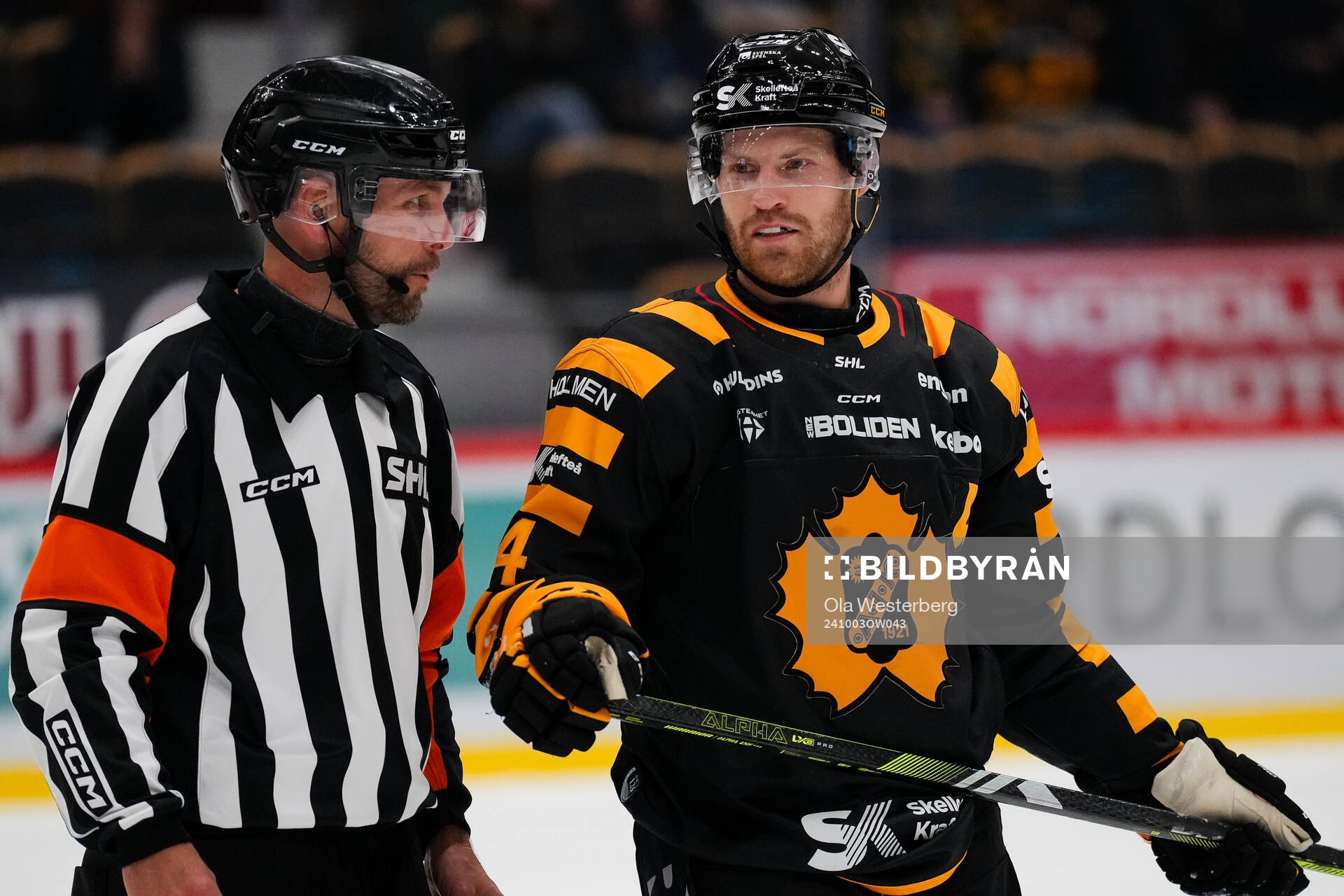 Domare Marcus Linde och Skellefteås Oscar Lindberg