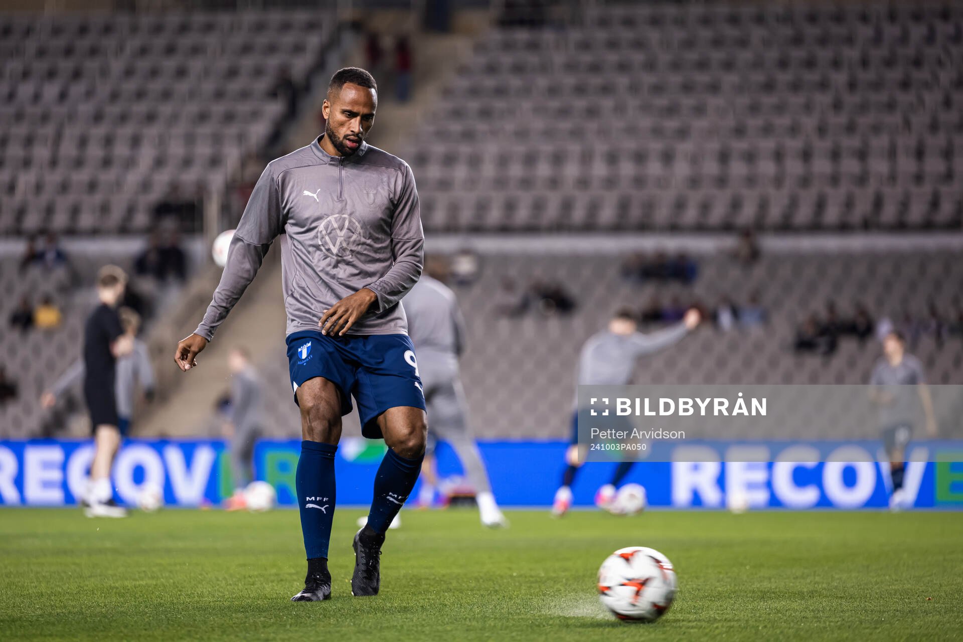 Isaac Kiese Thelin of Malmö FF at warm up