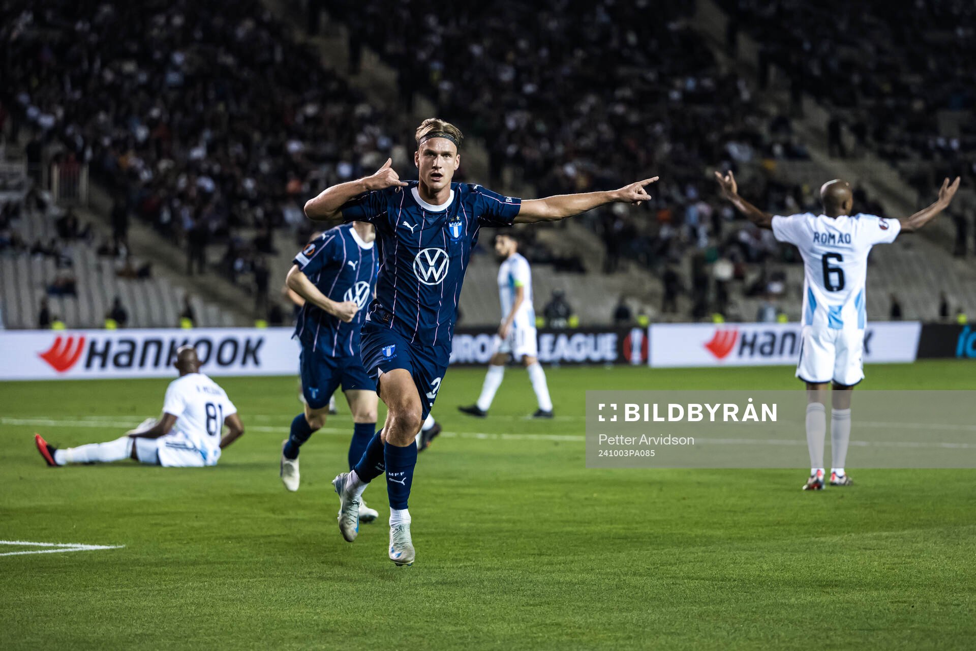Erik Botheim of Malmö FF celebrates the 1-1 goal