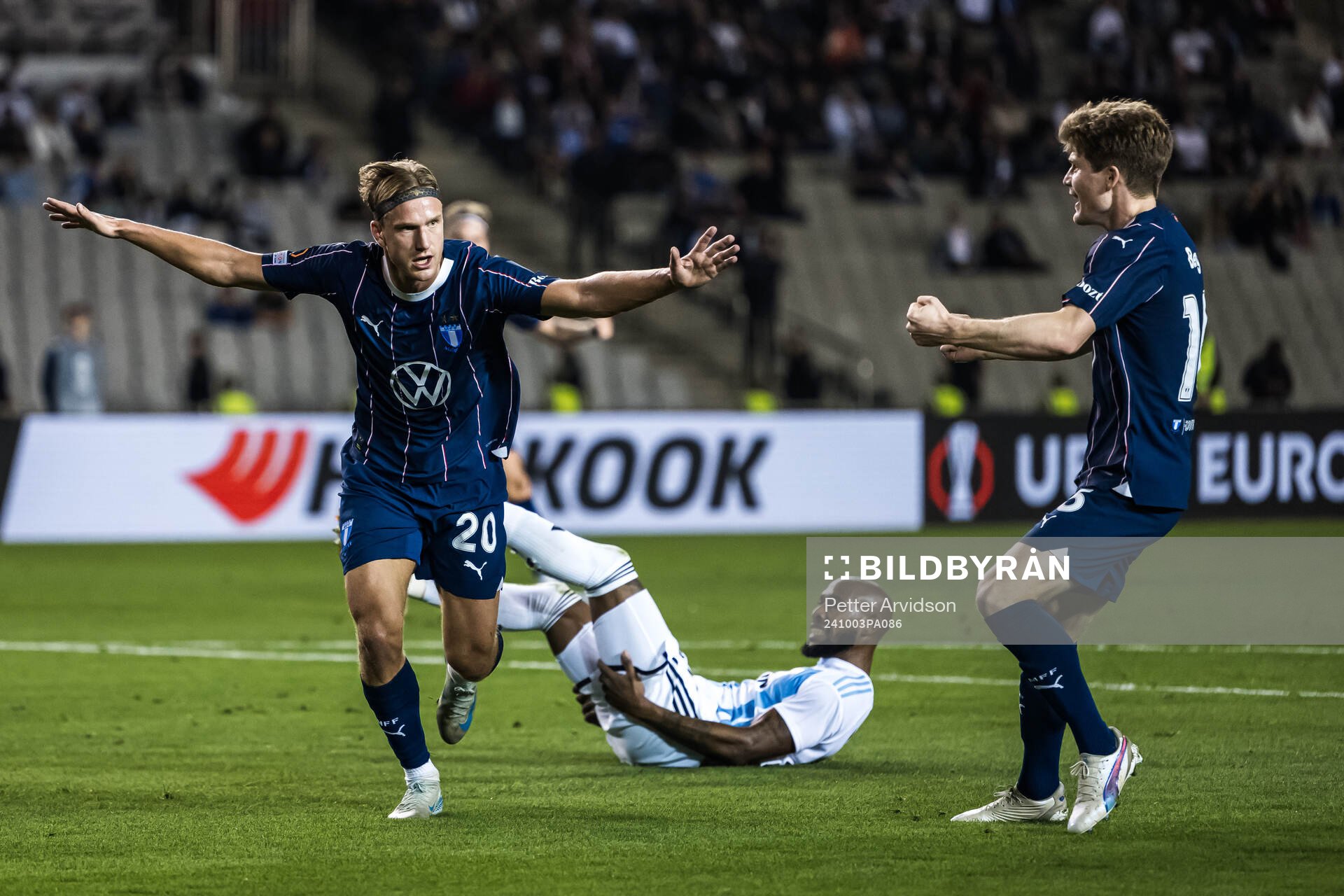 Erik Botheim of Malmö FF celebrates the 1-1 goal