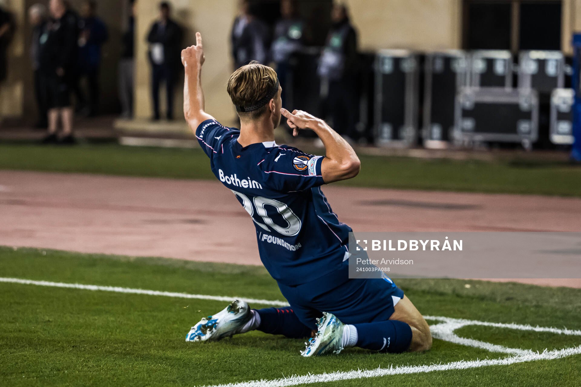 Erik Botheim of Malmö FF celebrates the 1-1 goal