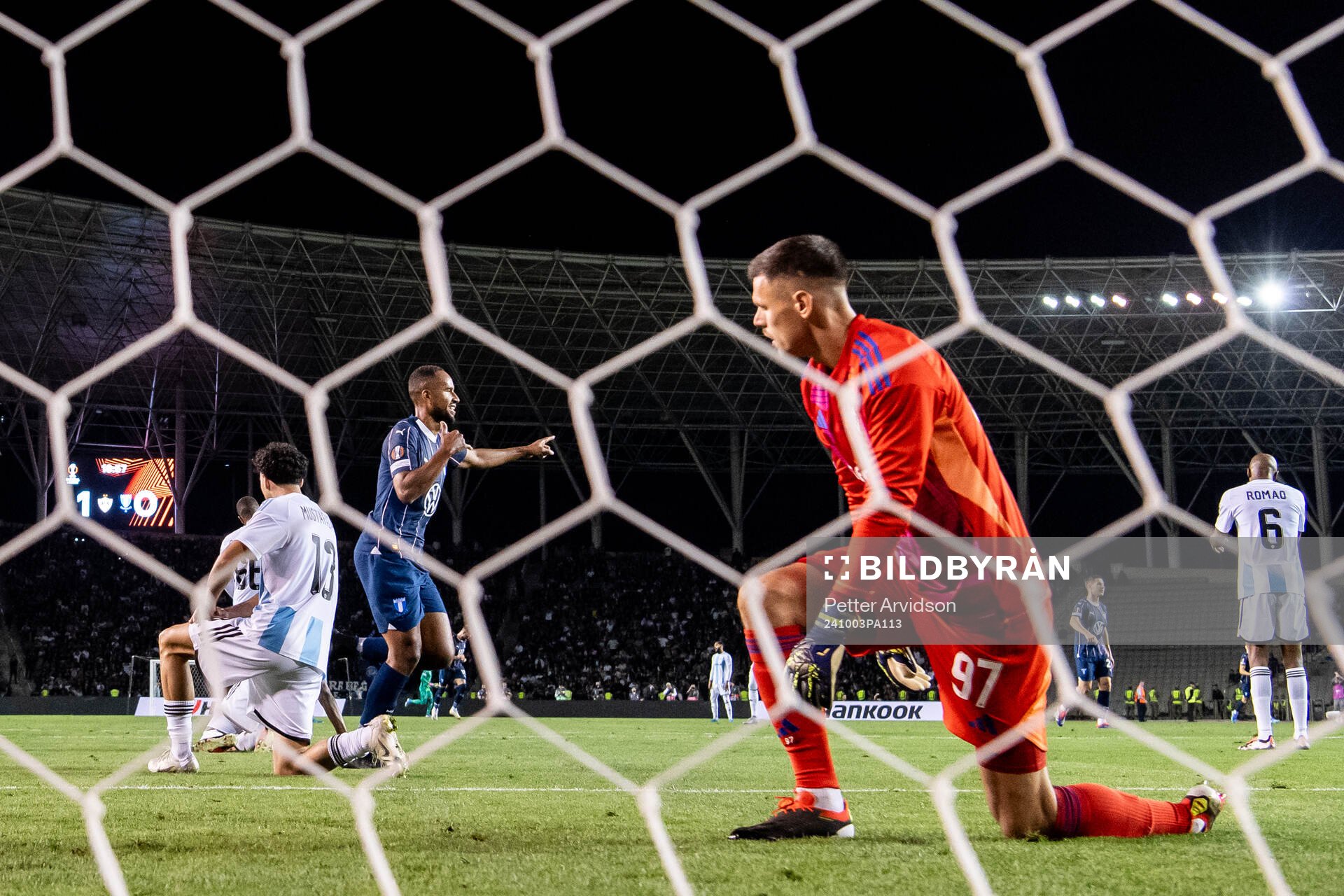 Isaac Kiese Thelin of Malmö FF celebrates the 1-1 goal by