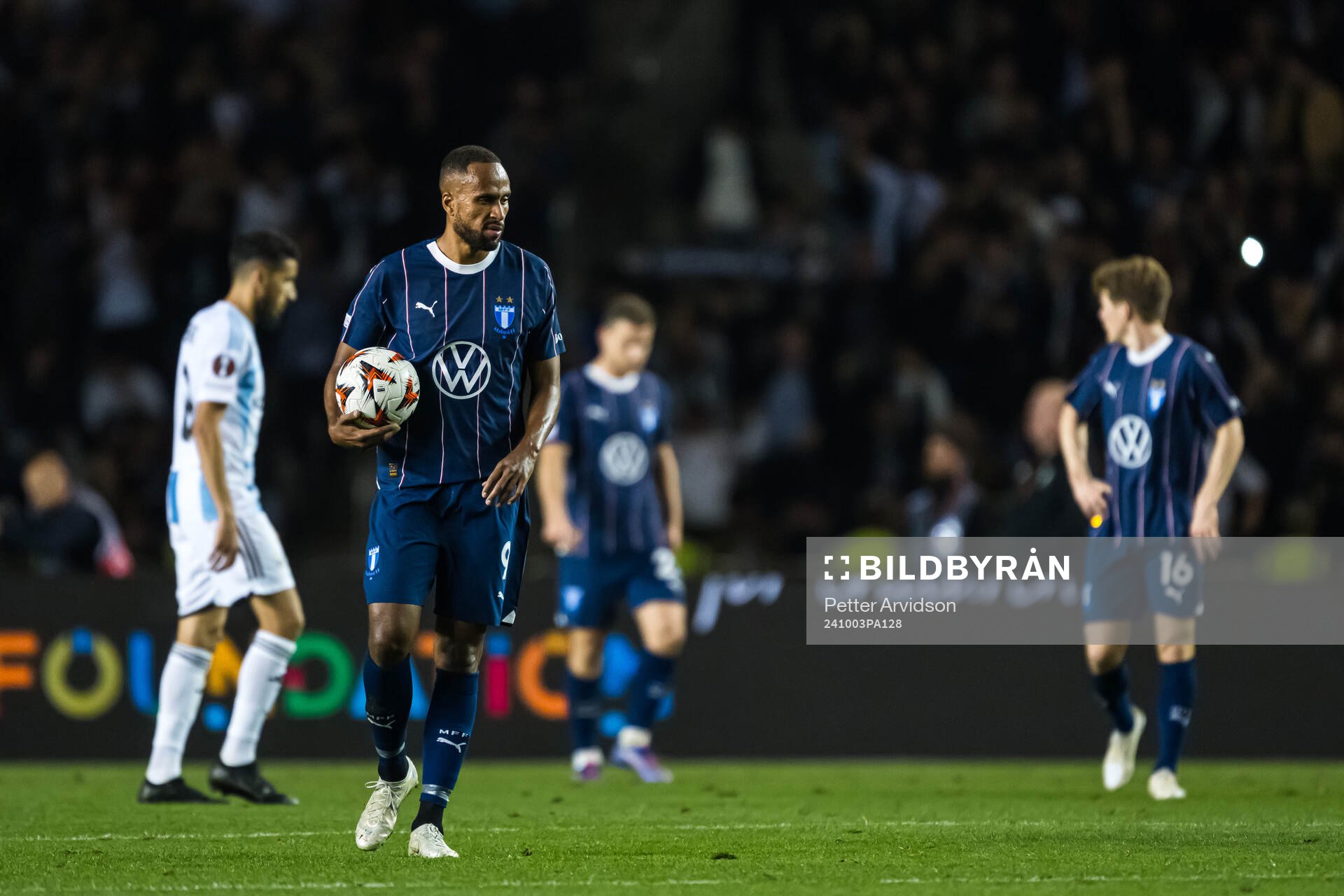 Isaac Kiese Thelin of Malmö FF looks dejected