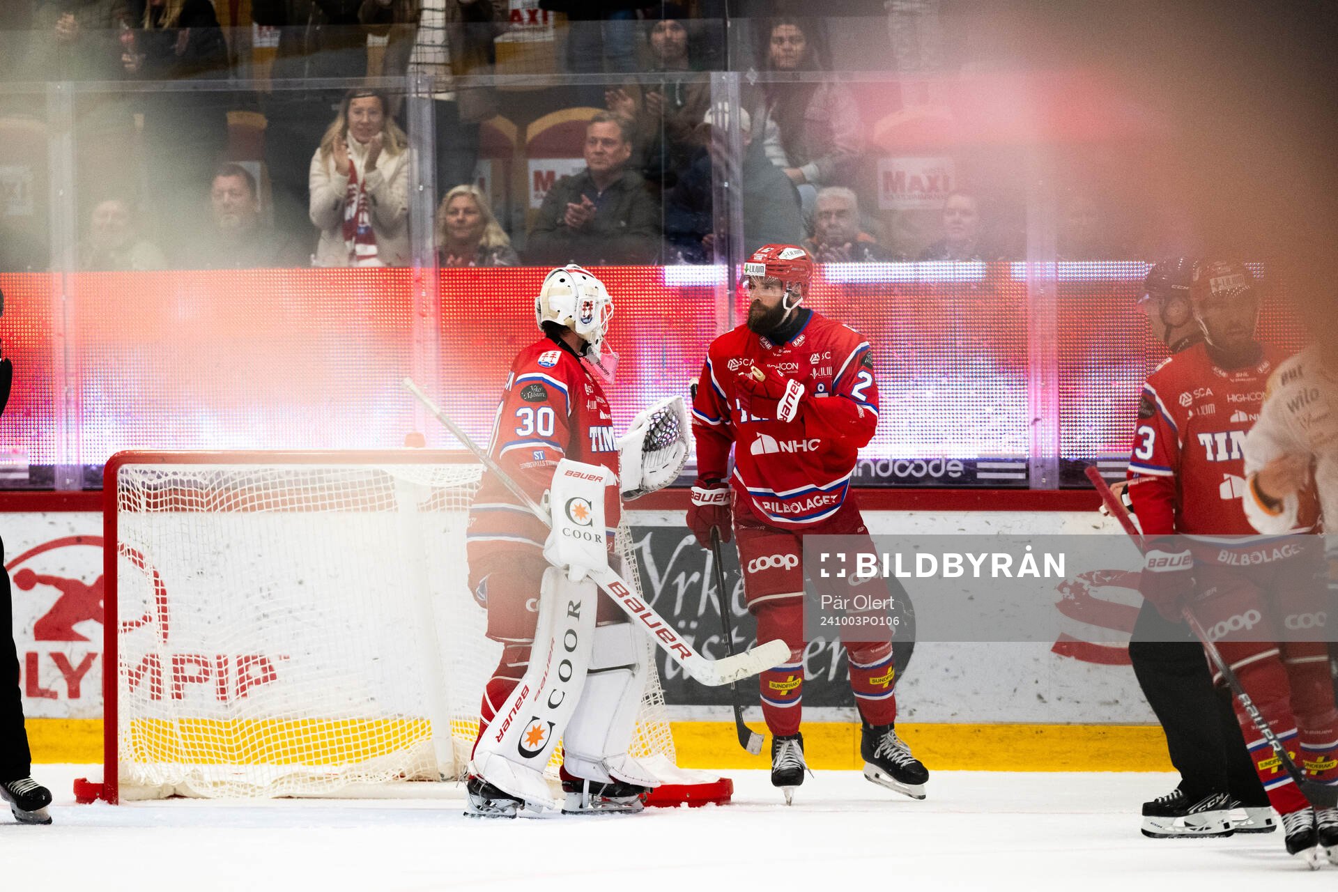 Timrås målvakt Jacob Johansson och Per Svensson jublar
