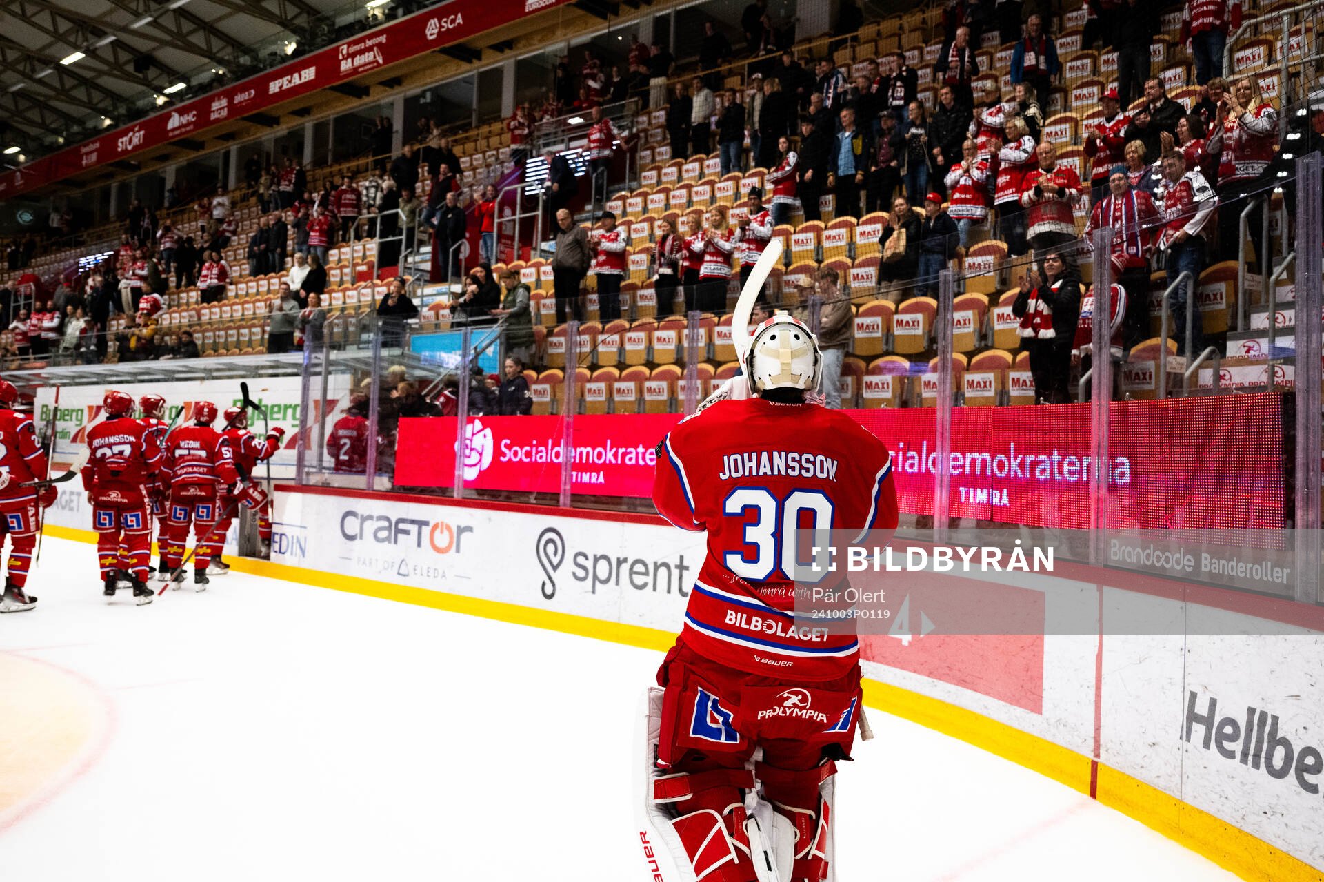 Timrås målvakt Jacob Johansson jublar