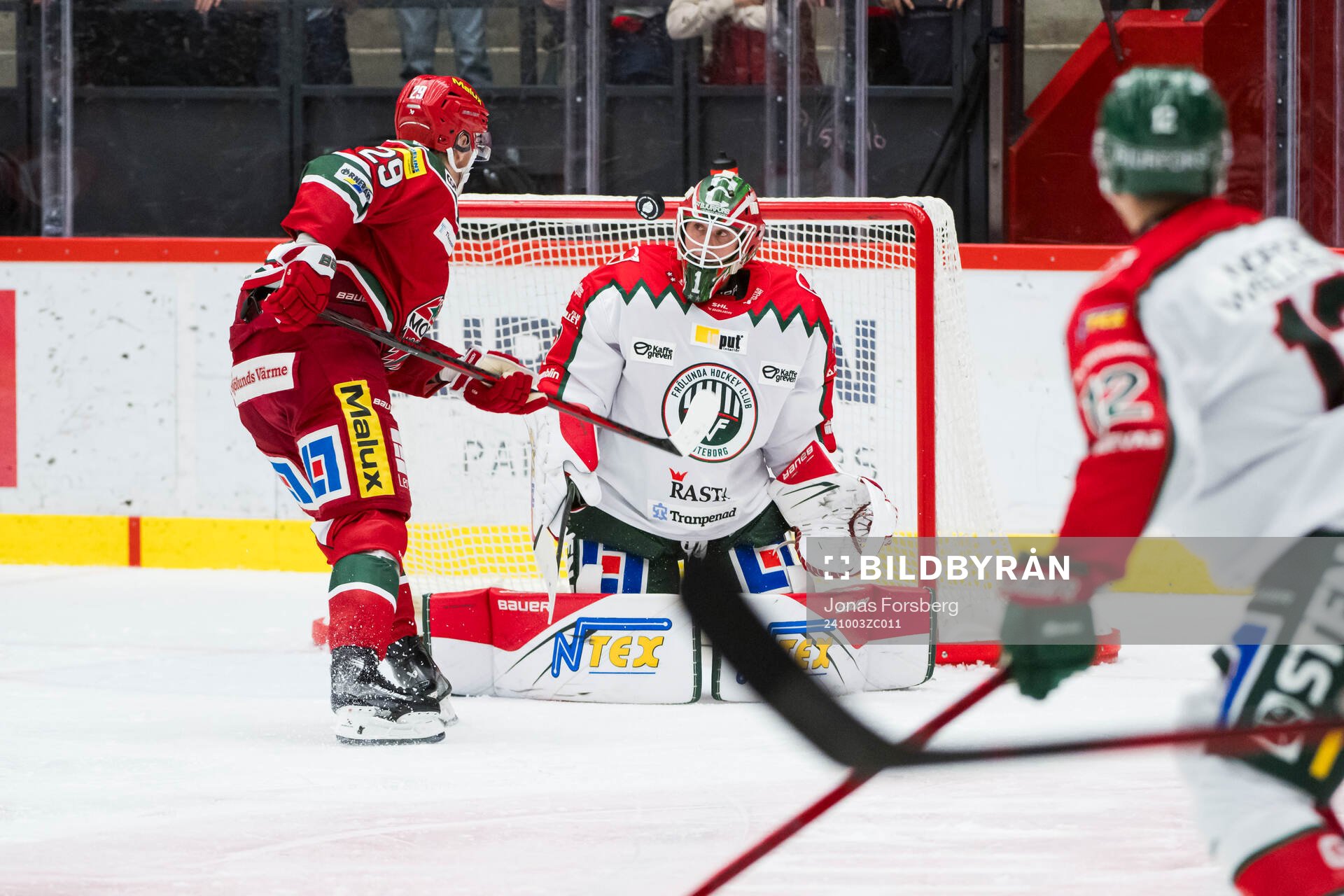 MoDos Mikkel Aagaard och Frölundas målvakt Lars Johansson