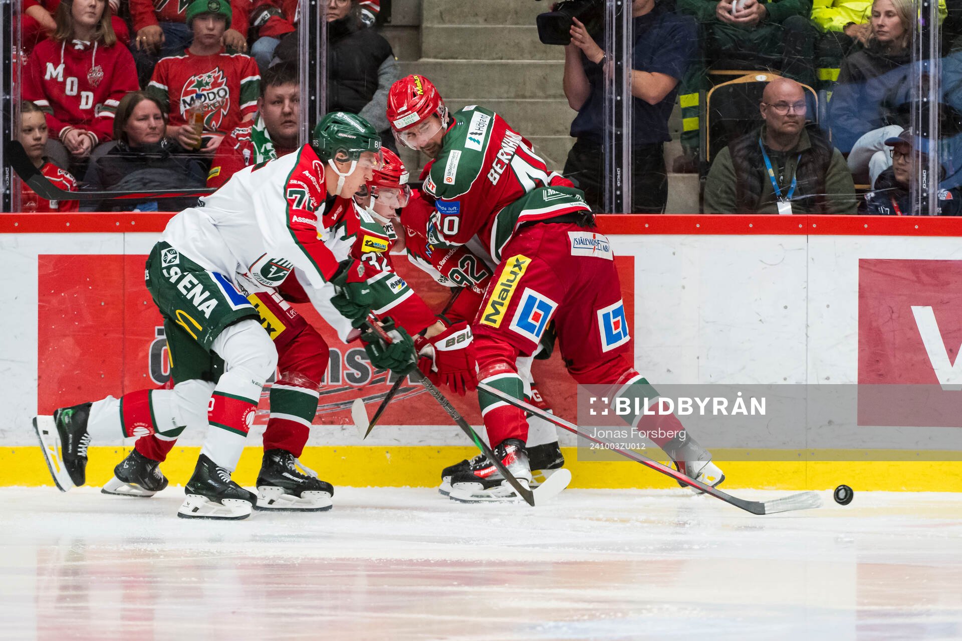 Frölundas David Edstrom med Frölundas Filip Cederqvist