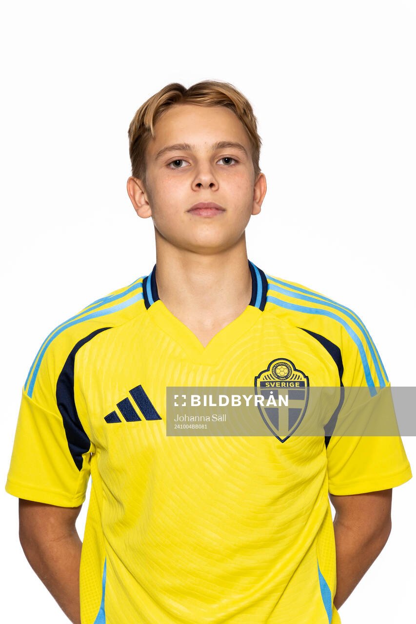 Harry Gruneus poserar för ett porträtt under en fotografering med det svenska P15-landslaget i fotboll den 4 oktober 2024 i Stockholm. 