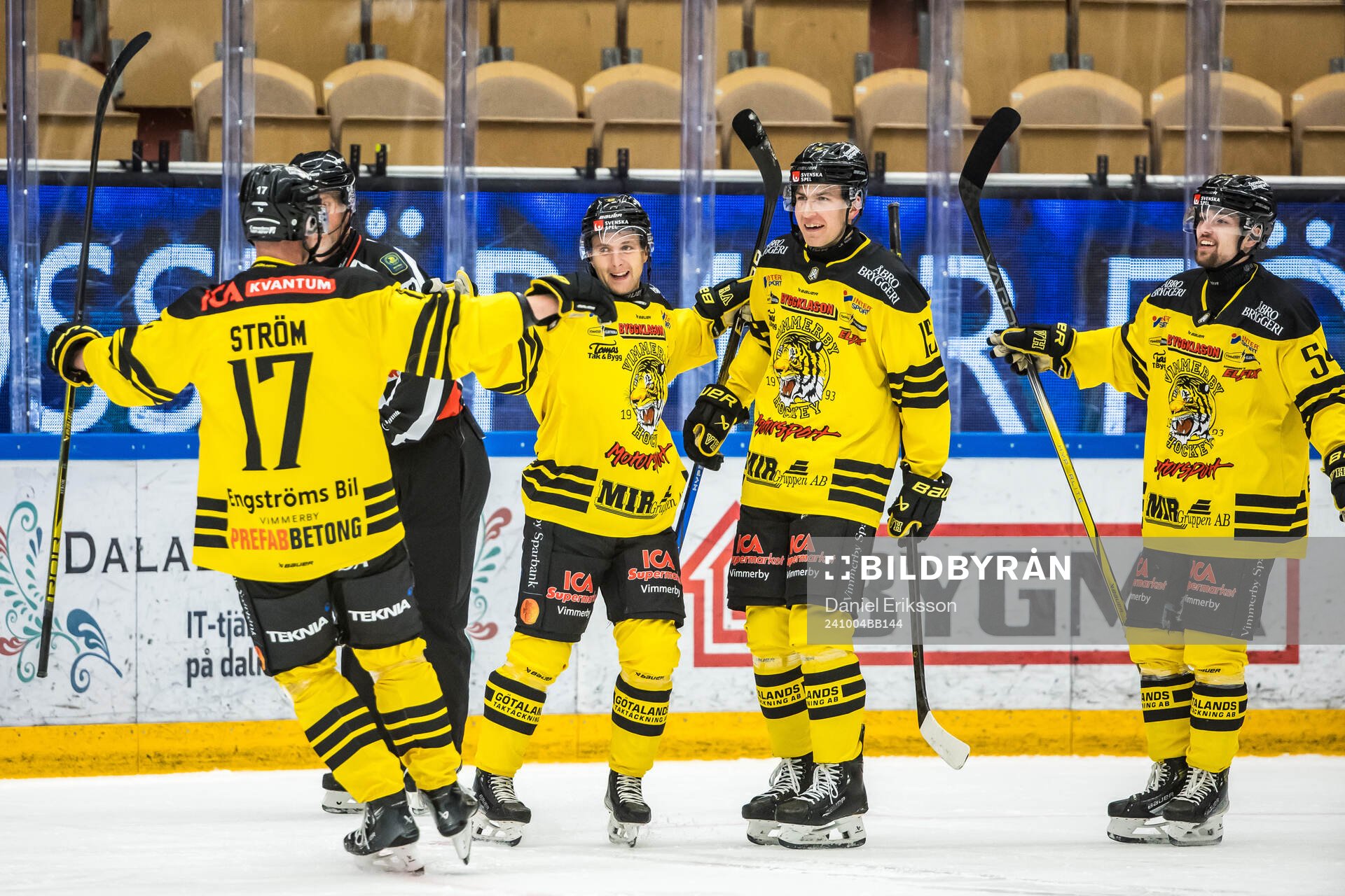 Vimmerbys Martin Pärna jublar med lagkamrater