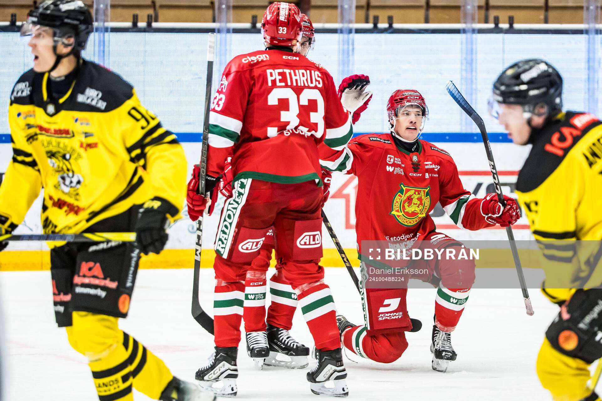 Moras Todd Burgess jublar