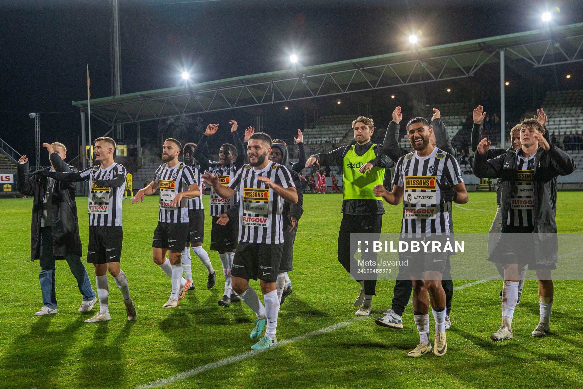 Landskronas spelare tackar supportrarna