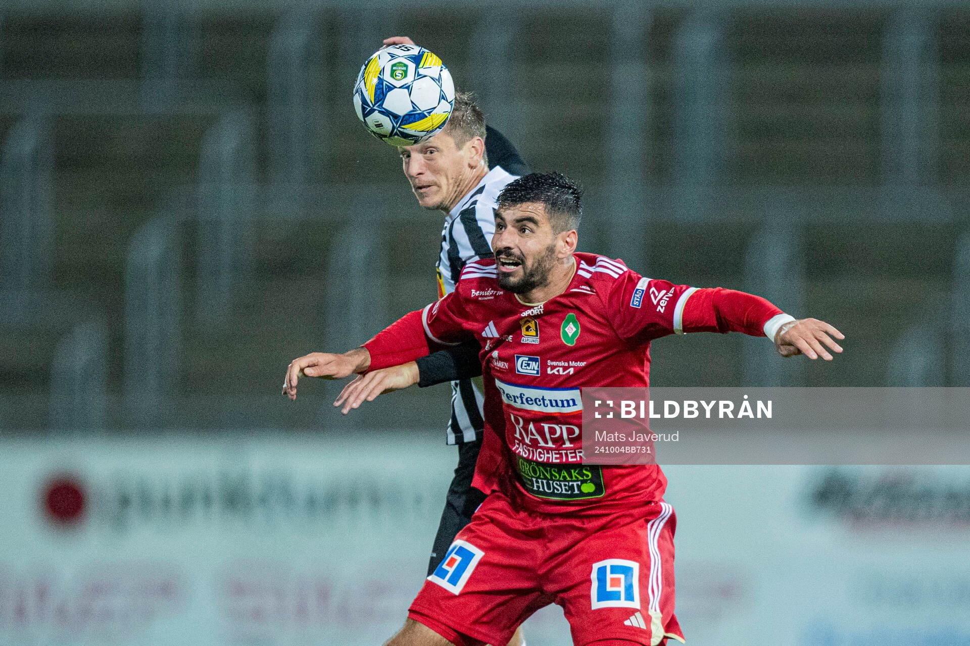 Landskronas Philip Andersson och Skövde AIKs Shergo Shhab under fotbollsmatchen i Superettan mellan Landskrona och Skövde AIK den 4 oktober 2024 i Landskrona.