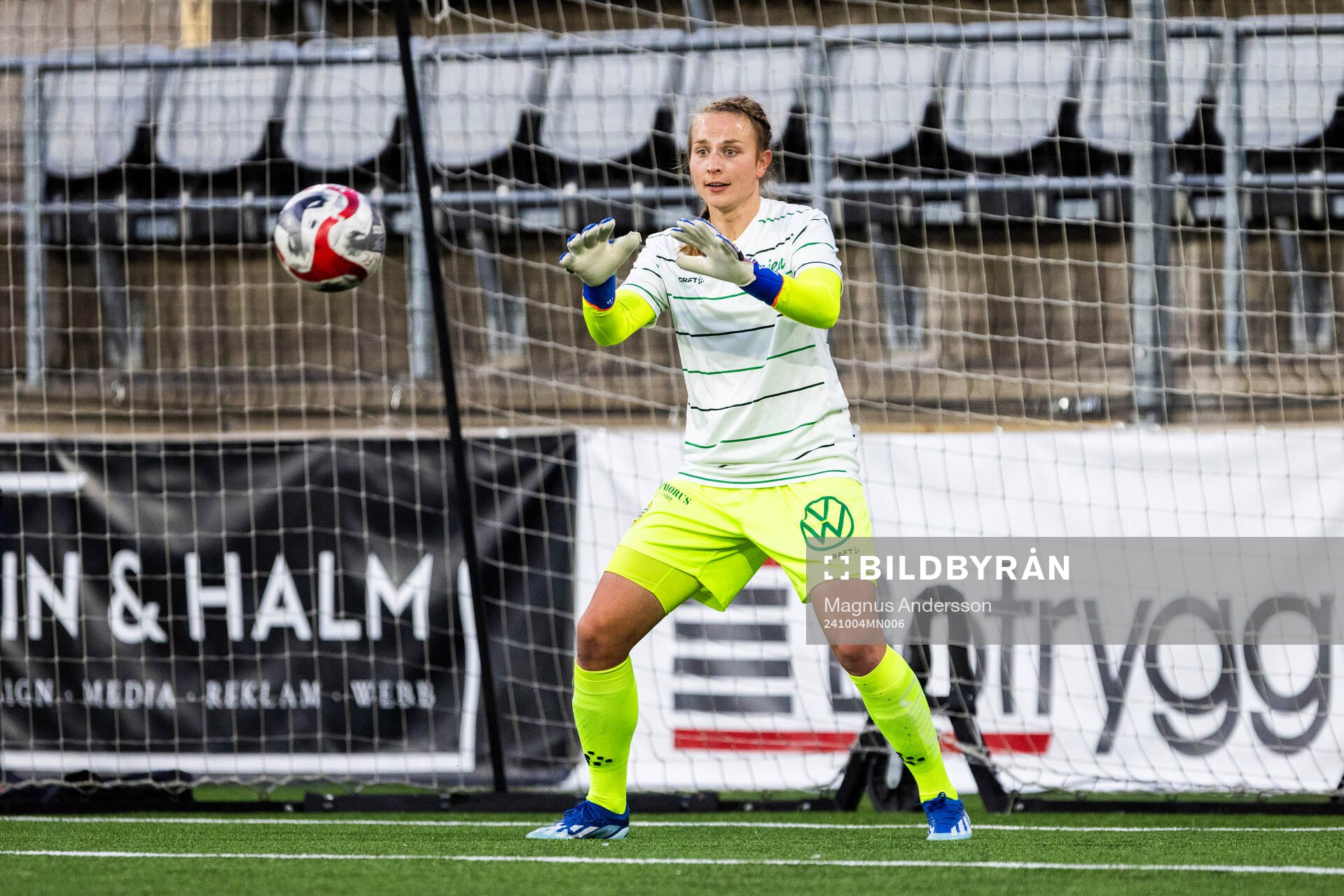 Hammarbys målvakt Anna Tamminen på uppvärmningen