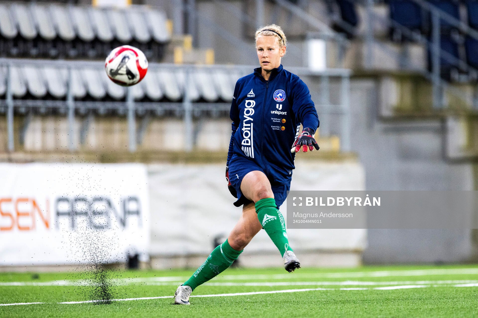 Linköpings målvakt Cajsa Andersson på uppvärmningen