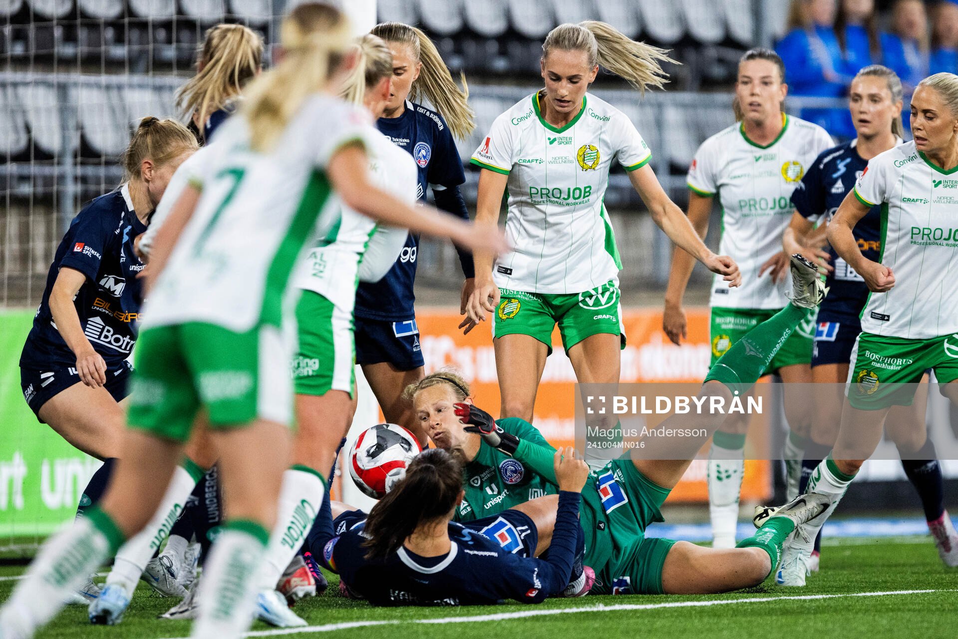 Linköpings målvakt Cajsa Andersson och Hammarbys Ellen