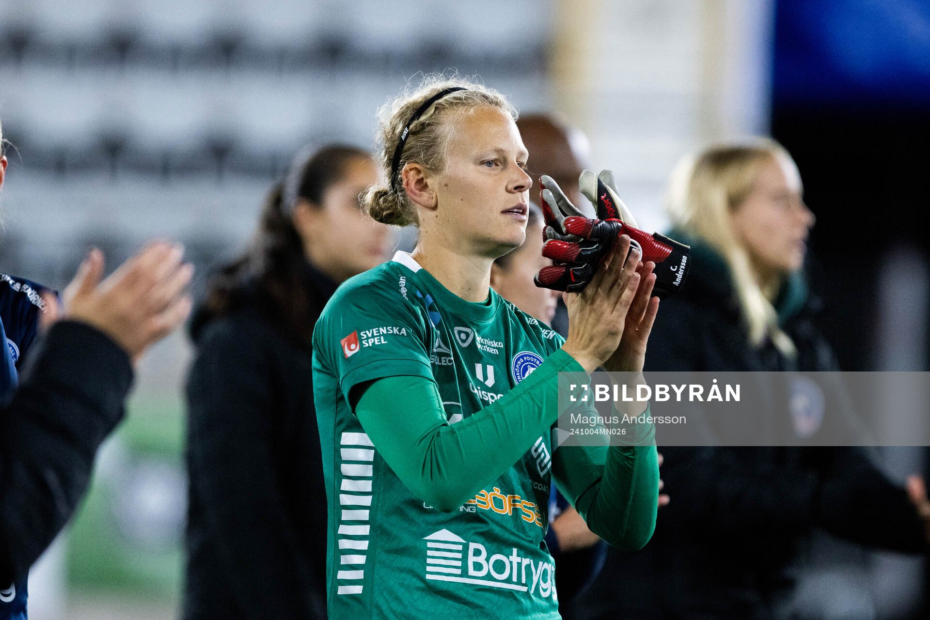 Linköpings målvakt Cajsa Andersson tackar publiken efter fotbollsmatchen i Damallsvenskan mellan Linköping och Hammarby den 4 oktober 2024 i Linköping.